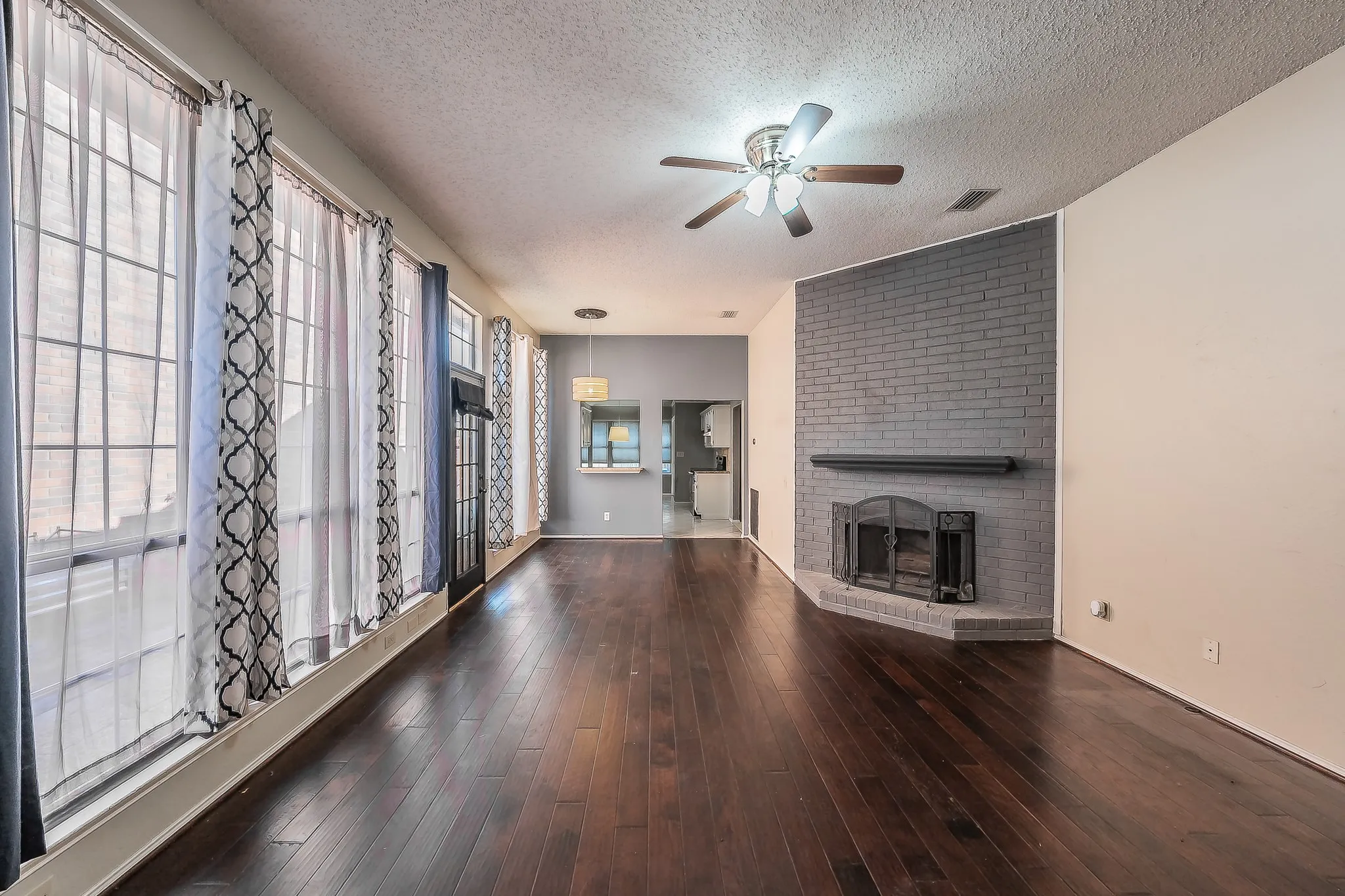 Single Family Residence For Sale in Denton County , 1322 Overlook Drive, Lewisville, Texas 75067, 3 Bedroom, 2 Bathroom, Garage spaces, 1,943 Sqft, built in 1987, mls#21360273, Real Estate Agent in Lewisville, Homes For Sale in Denton county, Homes For Sale in Lewisville, Realtor in Lewisville Texas, Real Estate Brokerage Independent Realty Texas, Luminita Cordes Realtor