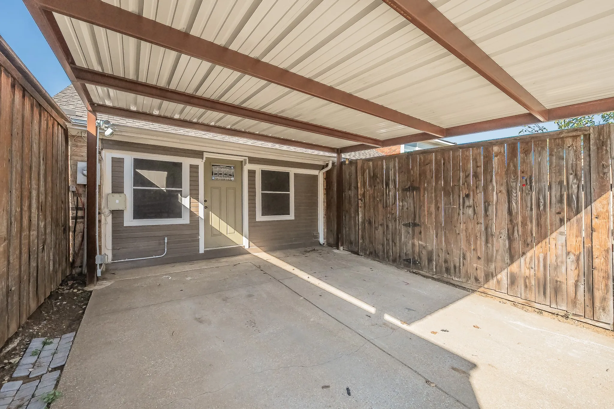Single Family Residence For Sale in Denton County , 1322 Overlook Drive, Lewisville, Texas 75067, 3 Bedroom, 2 Bathroom, Garage spaces, 1,943 Sqft, built in 1987, mls#21360273, Real Estate Agent in Lewisville, Homes For Sale in Denton county, Homes For Sale in Lewisville, Realtor in Lewisville Texas, Real Estate Brokerage Independent Realty Texas, Luminita Cordes Realtor
