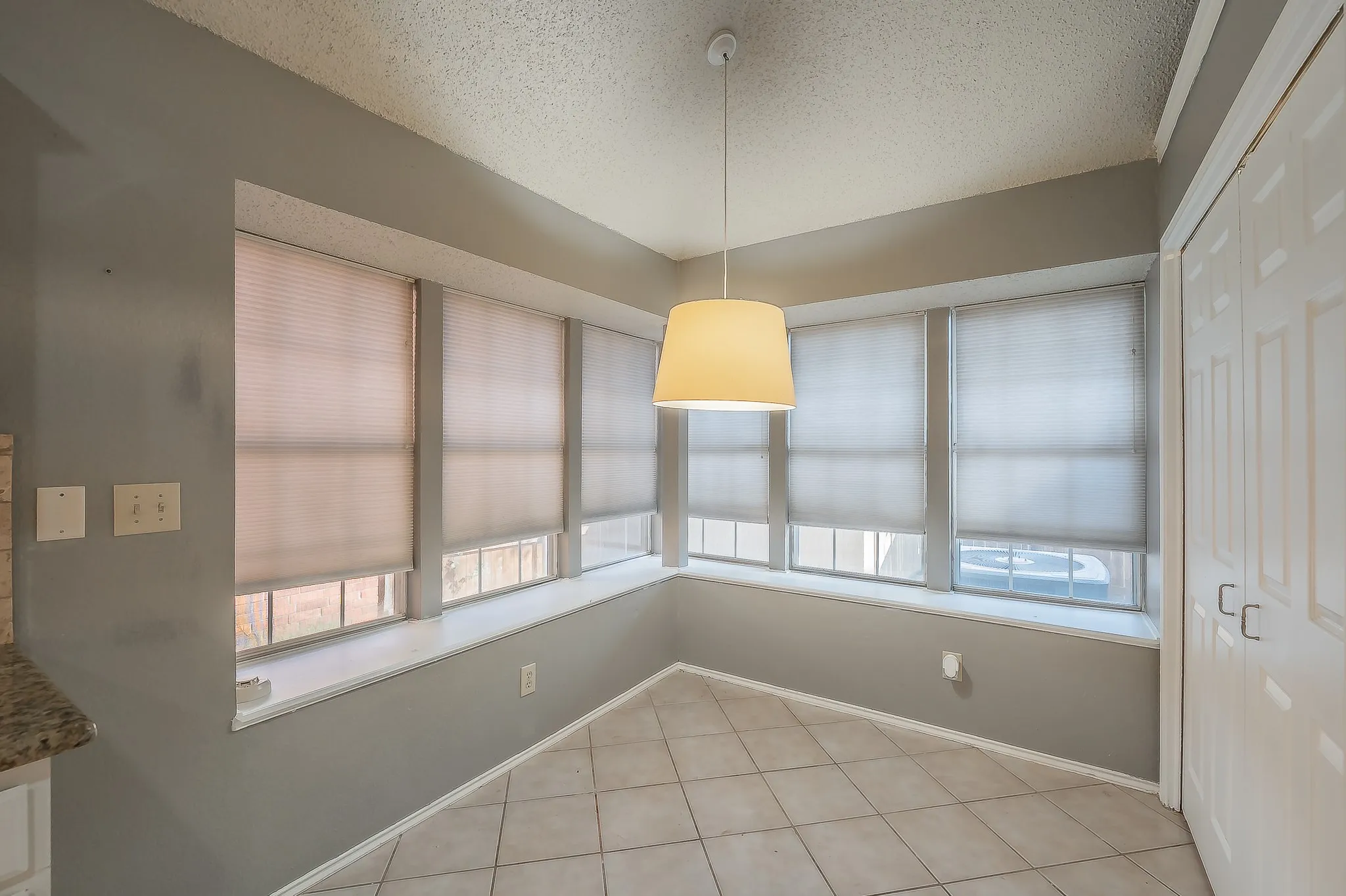 Single Family Residence For Sale in Denton County , 1322 Overlook Drive, Lewisville, Texas 75067, 3 Bedroom, 2 Bathroom, Garage spaces, 1,943 Sqft, built in 1987, mls#21360273, Real Estate Agent in Lewisville, Homes For Sale in Denton county, Homes For Sale in Lewisville, Realtor in Lewisville Texas, Real Estate Brokerage Independent Realty Texas, Luminita Cordes Realtor