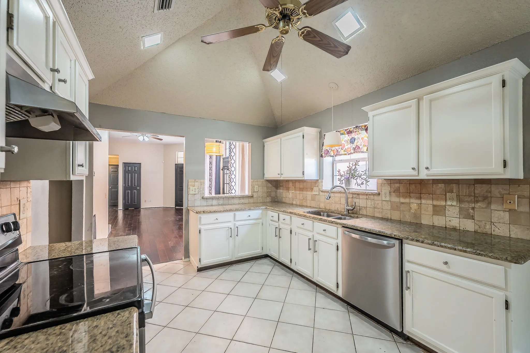 Single Family Residence For Sale in Denton County , 1322 Overlook Drive, Lewisville, Texas 75067, 3 Bedroom, 2 Bathroom, Garage spaces, 1,943 Sqft, built in 1987, mls#21360273, Real Estate Agent in Lewisville, Homes For Sale in Denton county, Homes For Sale in Lewisville, Realtor in Lewisville Texas, Real Estate Brokerage Independent Realty Texas, Luminita Cordes Realtor
