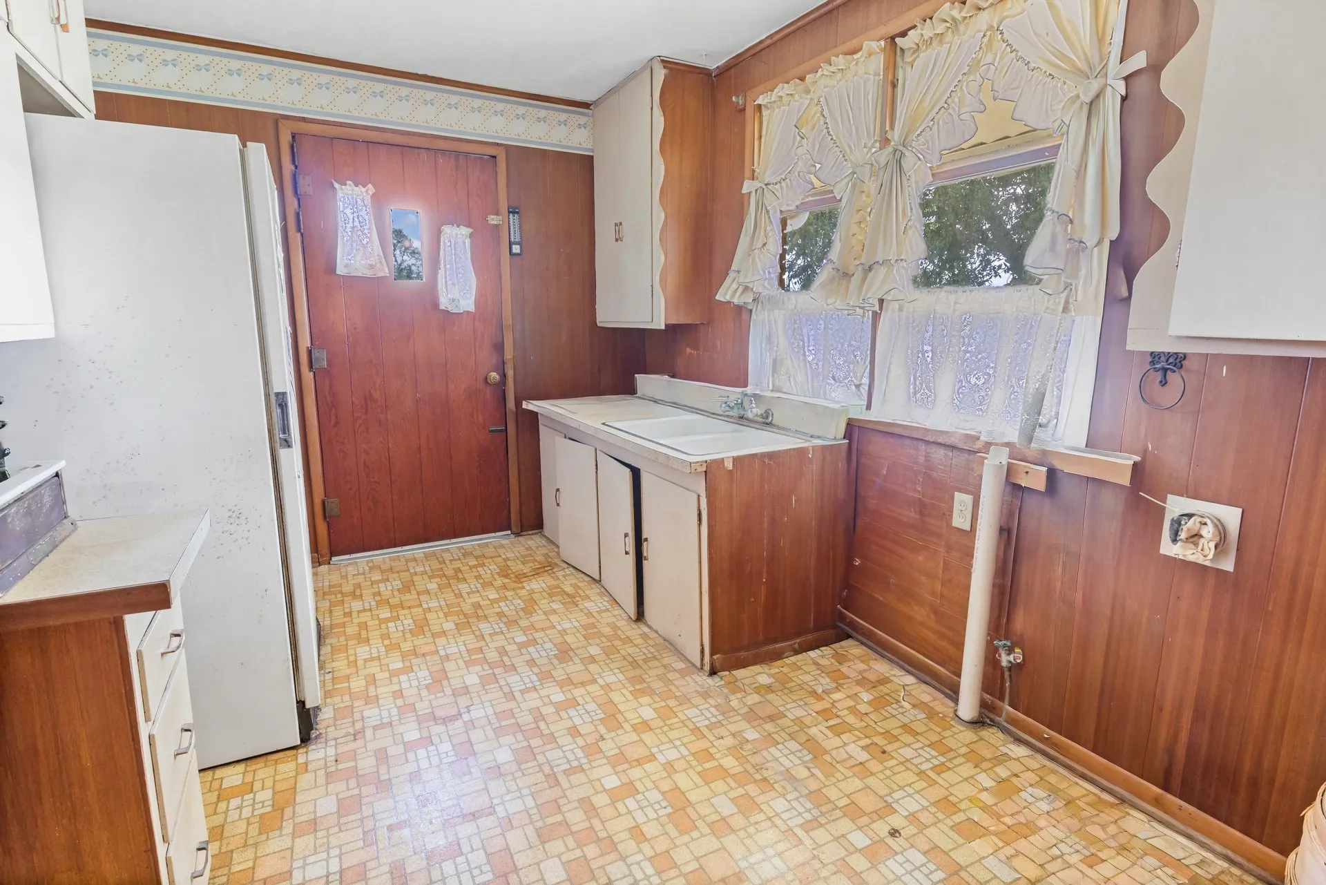 Single Family Residence For Sale in Cass County , 717 E FIRST Street, Hughes Springs, Texas 75656, 4 Bedroom, 2 Bathroom, Garage spaces, 3,034 Sqft, built in 1960, mls#21361688, Real Estate Agent in Hughes Springs, Homes For Sale in Cass county, Homes For Sale in Hughes Springs, Realtor in Hughes Springs Texas, Real Estate Brokerage Independent Realty Texas, Luminita Cordes Realtor