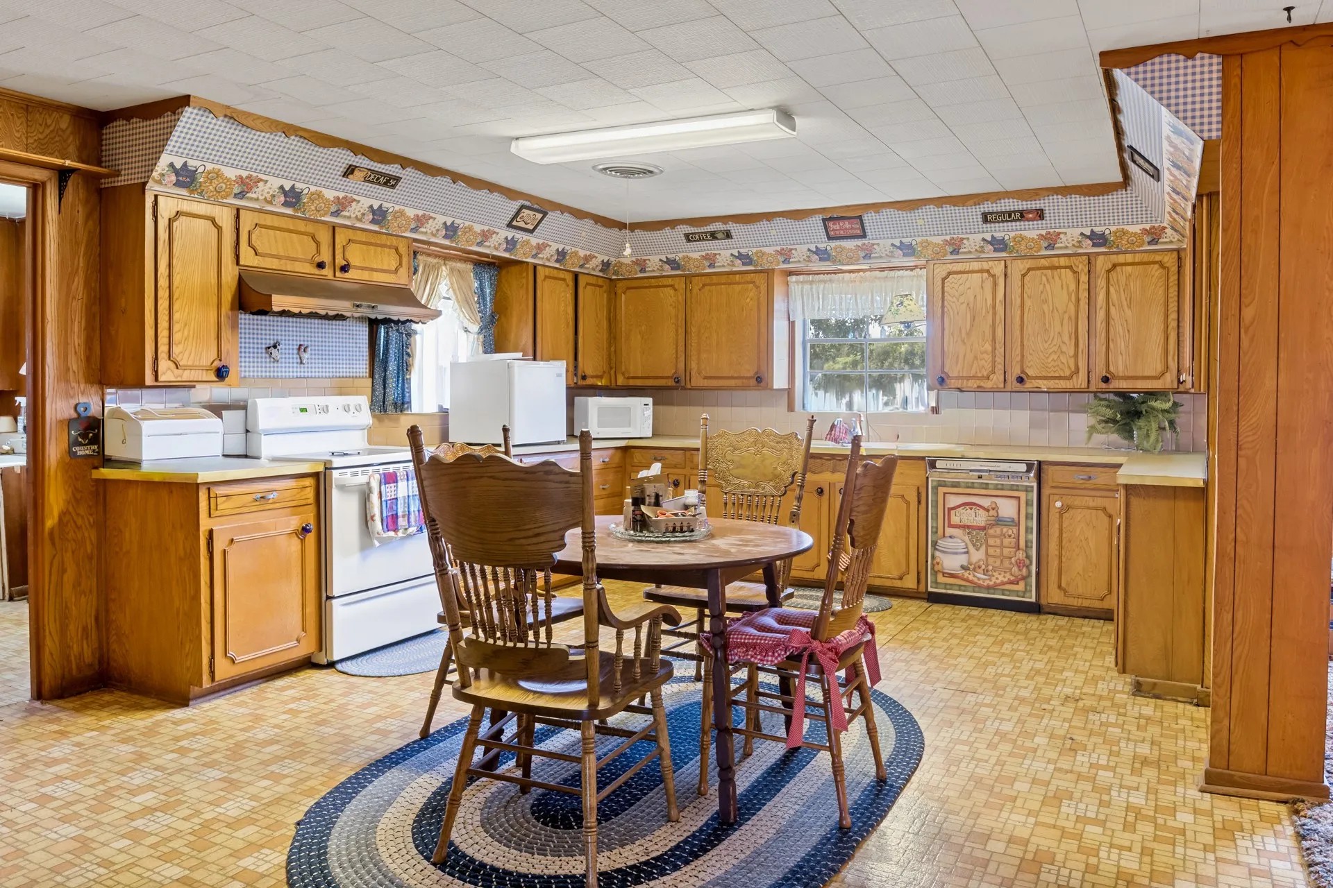 Single Family Residence For Sale in Cass County , 717 E FIRST Street, Hughes Springs, Texas 75656, 4 Bedroom, 2 Bathroom, Garage spaces, 3,034 Sqft, built in 1960, mls#21361688, Real Estate Agent in Hughes Springs, Homes For Sale in Cass county, Homes For Sale in Hughes Springs, Realtor in Hughes Springs Texas, Real Estate Brokerage Independent Realty Texas, Luminita Cordes Realtor