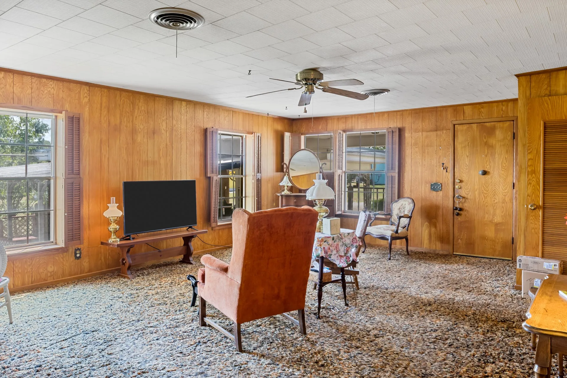 Single Family Residence For Sale in Cass County , 717 E FIRST Street, Hughes Springs, Texas 75656, 4 Bedroom, 2 Bathroom, Garage spaces, 3,034 Sqft, built in 1960, mls#21361688, Real Estate Agent in Hughes Springs, Homes For Sale in Cass county, Homes For Sale in Hughes Springs, Realtor in Hughes Springs Texas, Real Estate Brokerage Independent Realty Texas, Luminita Cordes Realtor