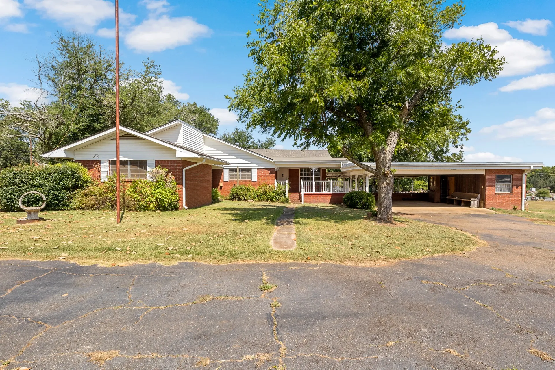 Single Family Residence For Sale in Cass County , 717 E FIRST Street, Hughes Springs, Texas 75656, 4 Bedroom, 2 Bathroom, Garage spaces, 3,034 Sqft, built in 1960, mls#21361688, Real Estate Agent in Hughes Springs, Homes For Sale in Cass county, Homes For Sale in Hughes Springs, Realtor in Hughes Springs Texas, Real Estate Brokerage Independent Realty Texas, Luminita Cordes Realtor
