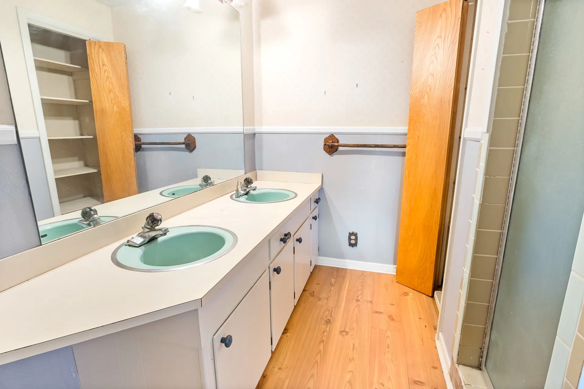 Single Family Residence For Sale in Cass County , 717 E FIRST Street, Hughes Springs, Texas 75656, 4 Bedroom, 2 Bathroom, Garage spaces, 3,034 Sqft, built in 1960, mls#21361688, Real Estate Agent in Hughes Springs, Homes For Sale in Cass county, Homes For Sale in Hughes Springs, Realtor in Hughes Springs Texas, Real Estate Brokerage Independent Realty Texas, Luminita Cordes Realtor