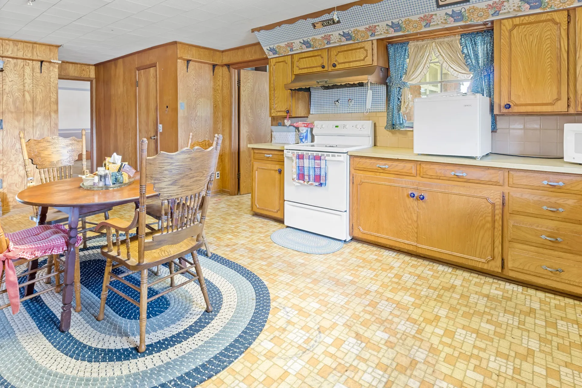Single Family Residence For Sale in Cass County , 717 E FIRST Street, Hughes Springs, Texas 75656, 4 Bedroom, 2 Bathroom, Garage spaces, 3,034 Sqft, built in 1960, mls#21361688, Real Estate Agent in Hughes Springs, Homes For Sale in Cass county, Homes For Sale in Hughes Springs, Realtor in Hughes Springs Texas, Real Estate Brokerage Independent Realty Texas, Luminita Cordes Realtor