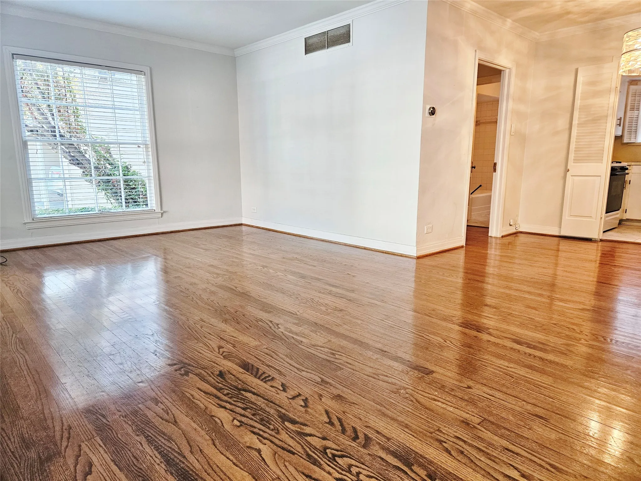 Apartment For Rent in Dallas County , 6904 Westchester Drive 3, University Park, Texas 75205, 1 Bedroom, 1 Bathroom, Garage spaces, 850 Sqft, built in 1941, mls#21361684, Real Estate Agent in University Park, Homes For Rent in Dallas county, Homes For Rent in University Park, Realtor in University Park Texas, Real Estate Brokerage Independent Realty Texas, Luminita Cordes Realtor