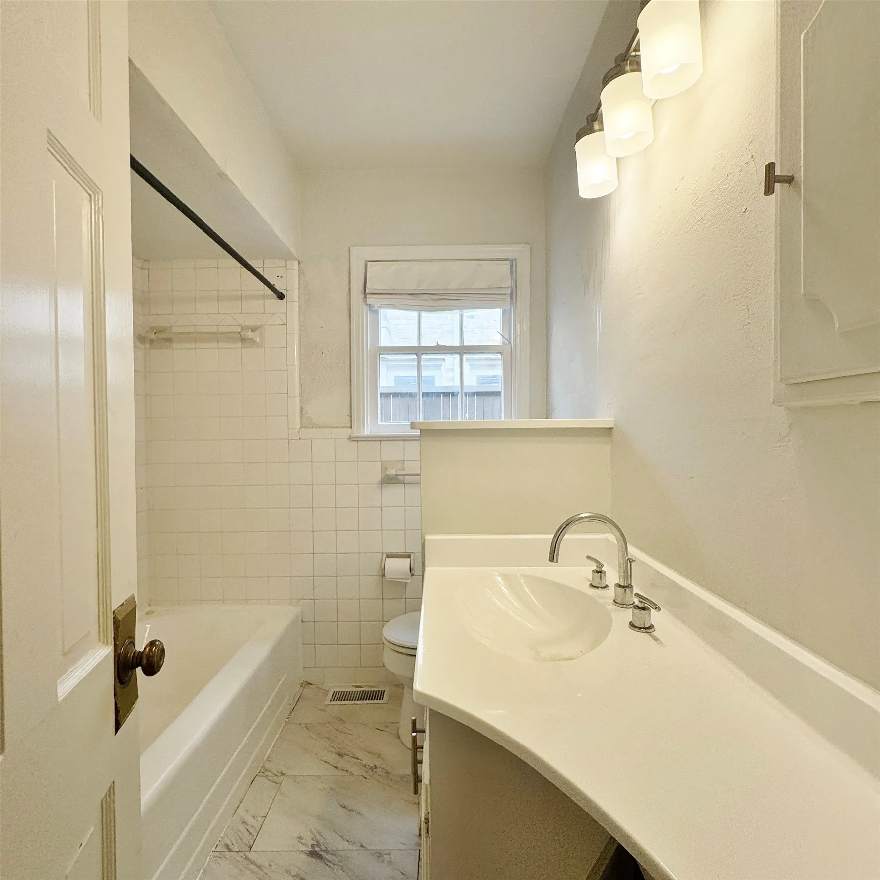 Apartment For Rent in Dallas County , 6904 Westchester Drive 3, University Park, Texas 75205, 1 Bedroom, 1 Bathroom, Garage spaces, 850 Sqft, built in 1941, mls#21361684, Real Estate Agent in University Park, Homes For Rent in Dallas county, Homes For Rent in University Park, Realtor in University Park Texas, Real Estate Brokerage Independent Realty Texas, Luminita Cordes Realtor