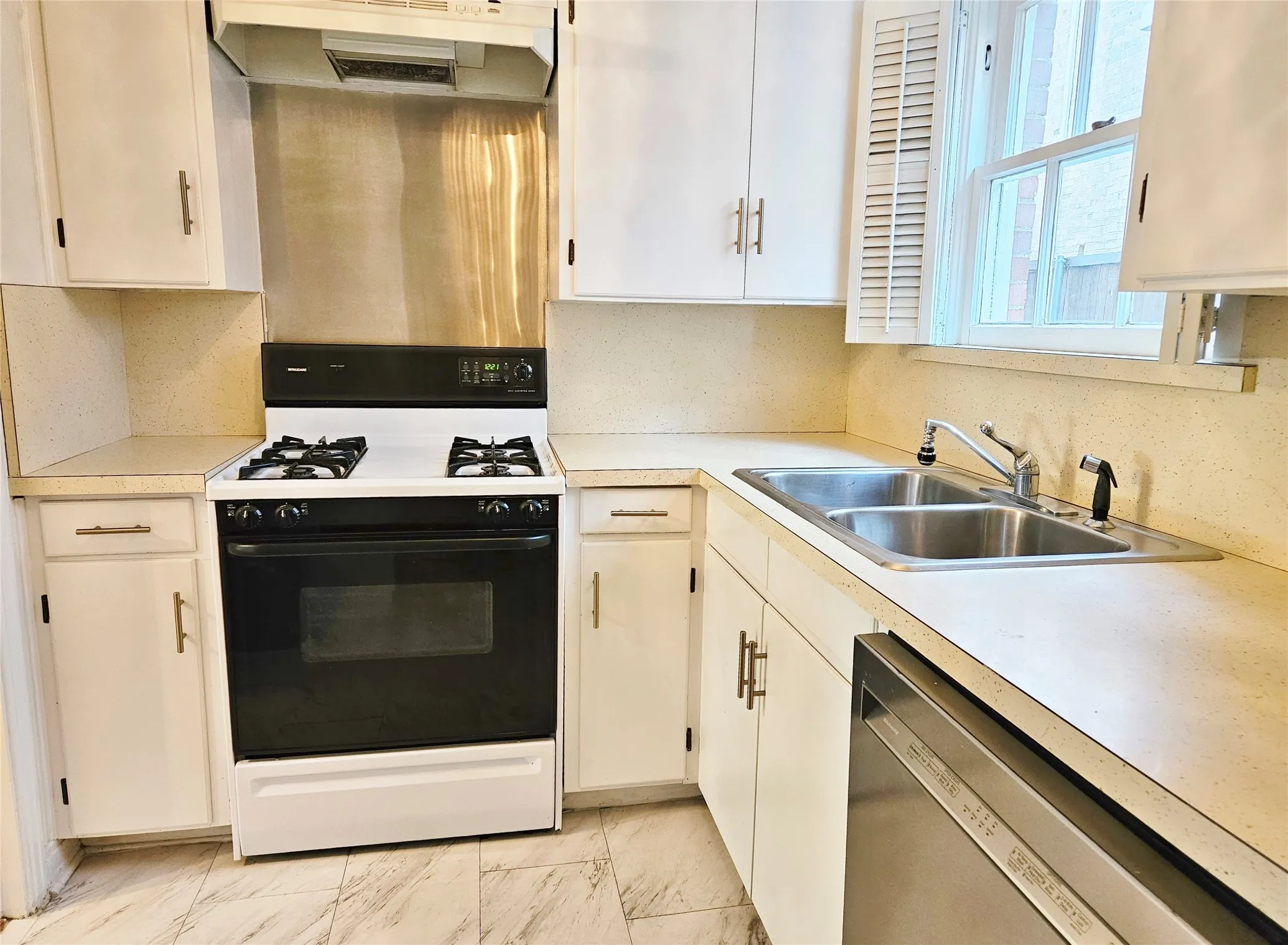 Apartment For Rent in Dallas County , 6904 Westchester Drive 3, University Park, Texas 75205, 1 Bedroom, 1 Bathroom, Garage spaces, 850 Sqft, built in 1941, mls#21361684, Real Estate Agent in University Park, Homes For Rent in Dallas county, Homes For Rent in University Park, Realtor in University Park Texas, Real Estate Brokerage Independent Realty Texas, Luminita Cordes Realtor