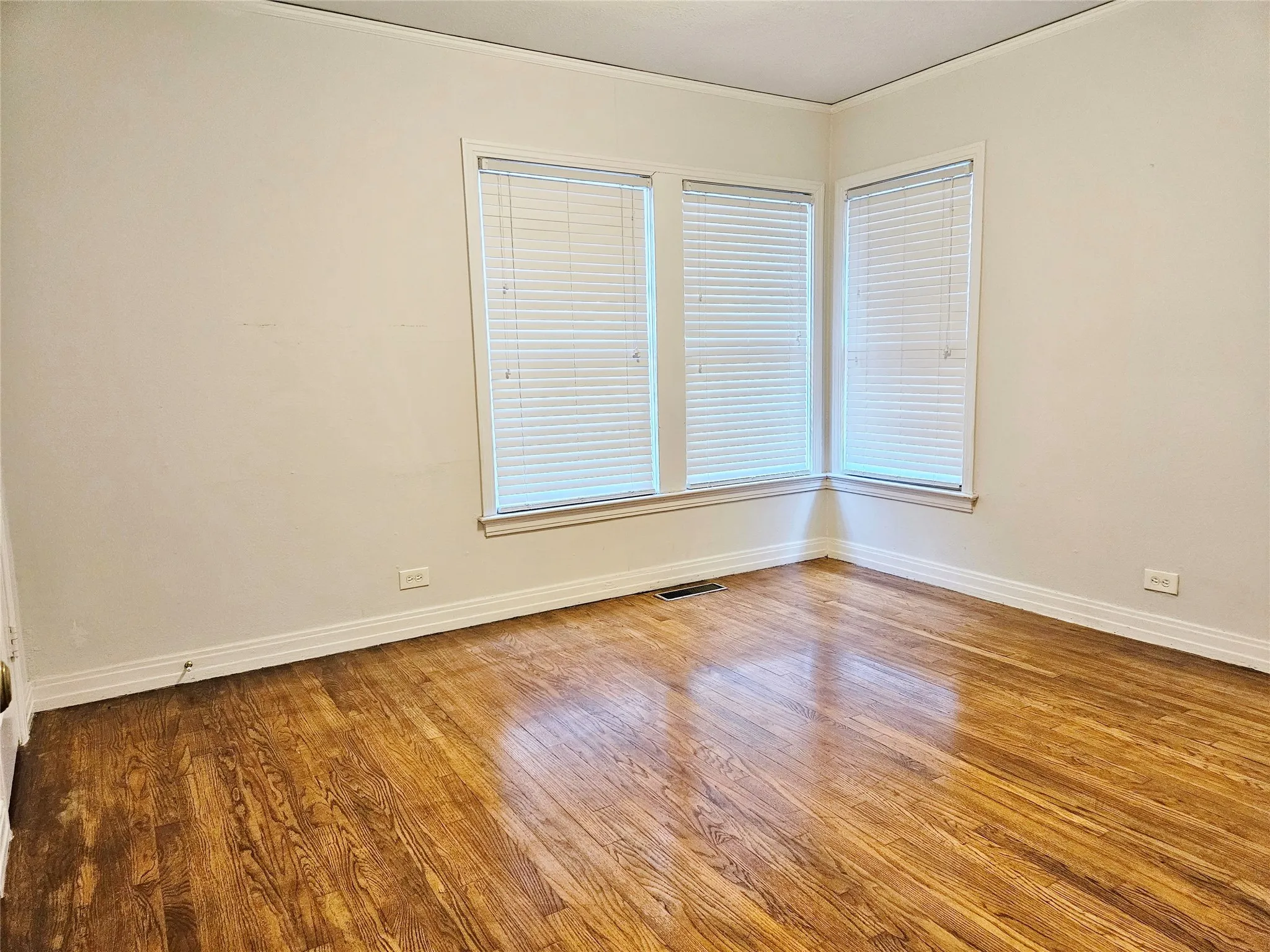 Apartment For Rent in Dallas County , 6904 Westchester Drive 3, University Park, Texas 75205, 1 Bedroom, 1 Bathroom, Garage spaces, 850 Sqft, built in 1941, mls#21361684, Real Estate Agent in University Park, Homes For Rent in Dallas county, Homes For Rent in University Park, Realtor in University Park Texas, Real Estate Brokerage Independent Realty Texas, Luminita Cordes Realtor