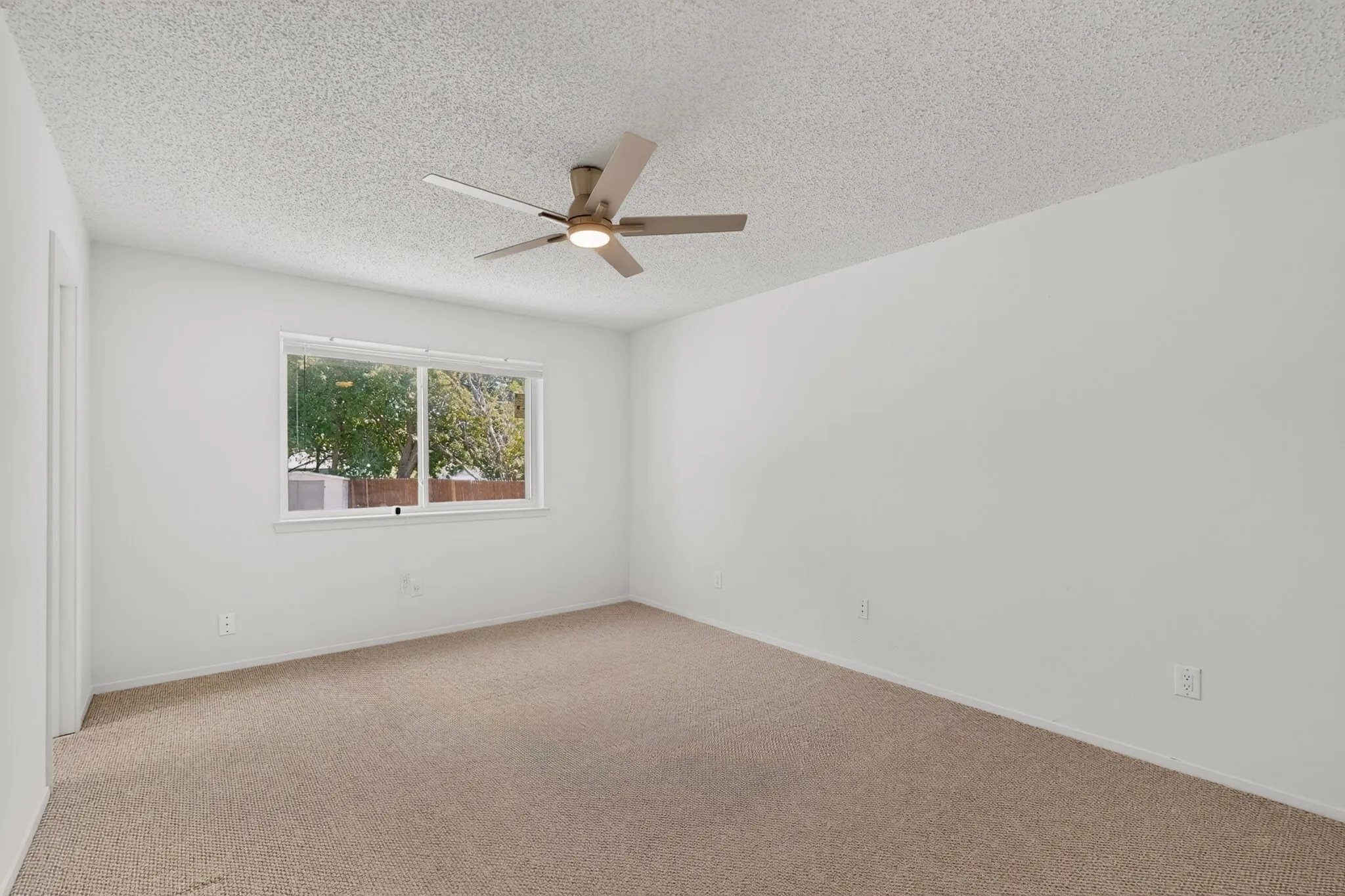 Single Family Residence For Sale in Dallas County , 1513 Pelican Court, Garland, Texas 75040, 3 Bedroom, 2 Bathroom, 1 Garage spaces, 1,150 Sqft, built in 1982, mls#21358818, Real Estate Agent in Garland, Homes For Sale in Dallas county, Homes For Sale in Garland, Realtor in Garland Texas, Real Estate Brokerage Independent Realty Texas, Luminita Cordes Realtor