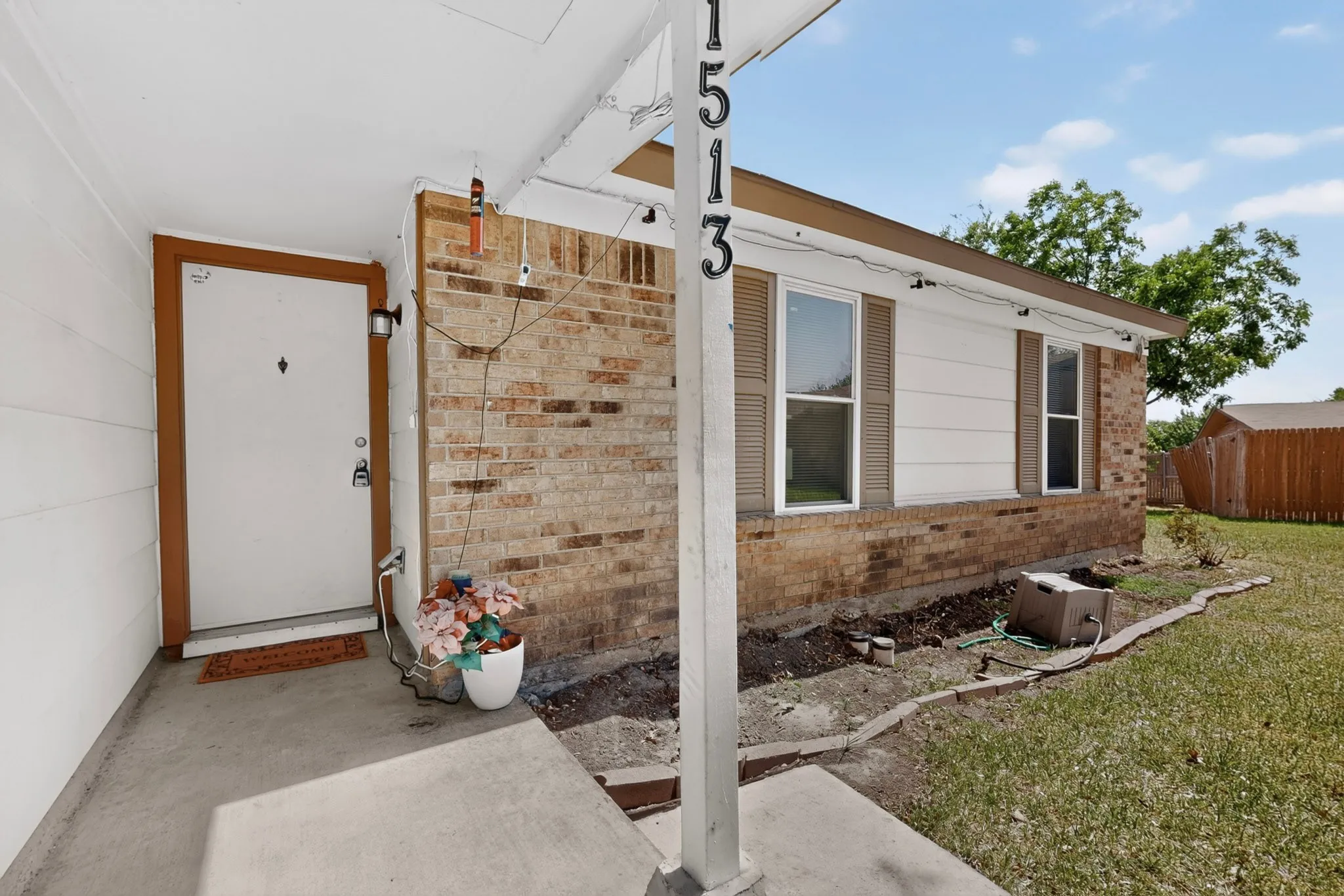 Single Family Residence For Sale in Dallas County , 1513 Pelican Court, Garland, Texas 75040, 3 Bedroom, 2 Bathroom, 1 Garage spaces, 1,150 Sqft, built in 1982, mls#21358818, Real Estate Agent in Garland, Homes For Sale in Dallas county, Homes For Sale in Garland, Realtor in Garland Texas, Real Estate Brokerage Independent Realty Texas, Luminita Cordes Realtor