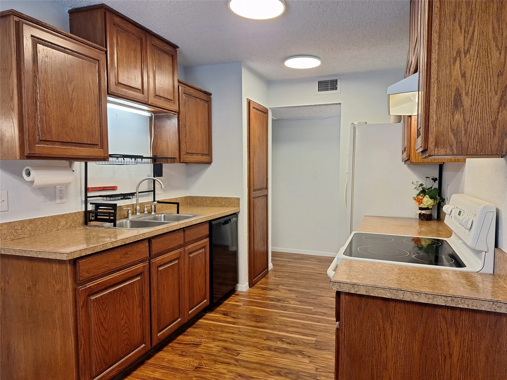 Single Family Residence For Sale in Dallas County , 1513 Pelican Court, Garland, Texas 75040, 3 Bedroom, 2 Bathroom, 1 Garage spaces, 1,150 Sqft, built in 1982, mls#21358818, Real Estate Agent in Garland, Homes For Sale in Dallas county, Homes For Sale in Garland, Realtor in Garland Texas, Real Estate Brokerage Independent Realty Texas, Luminita Cordes Realtor