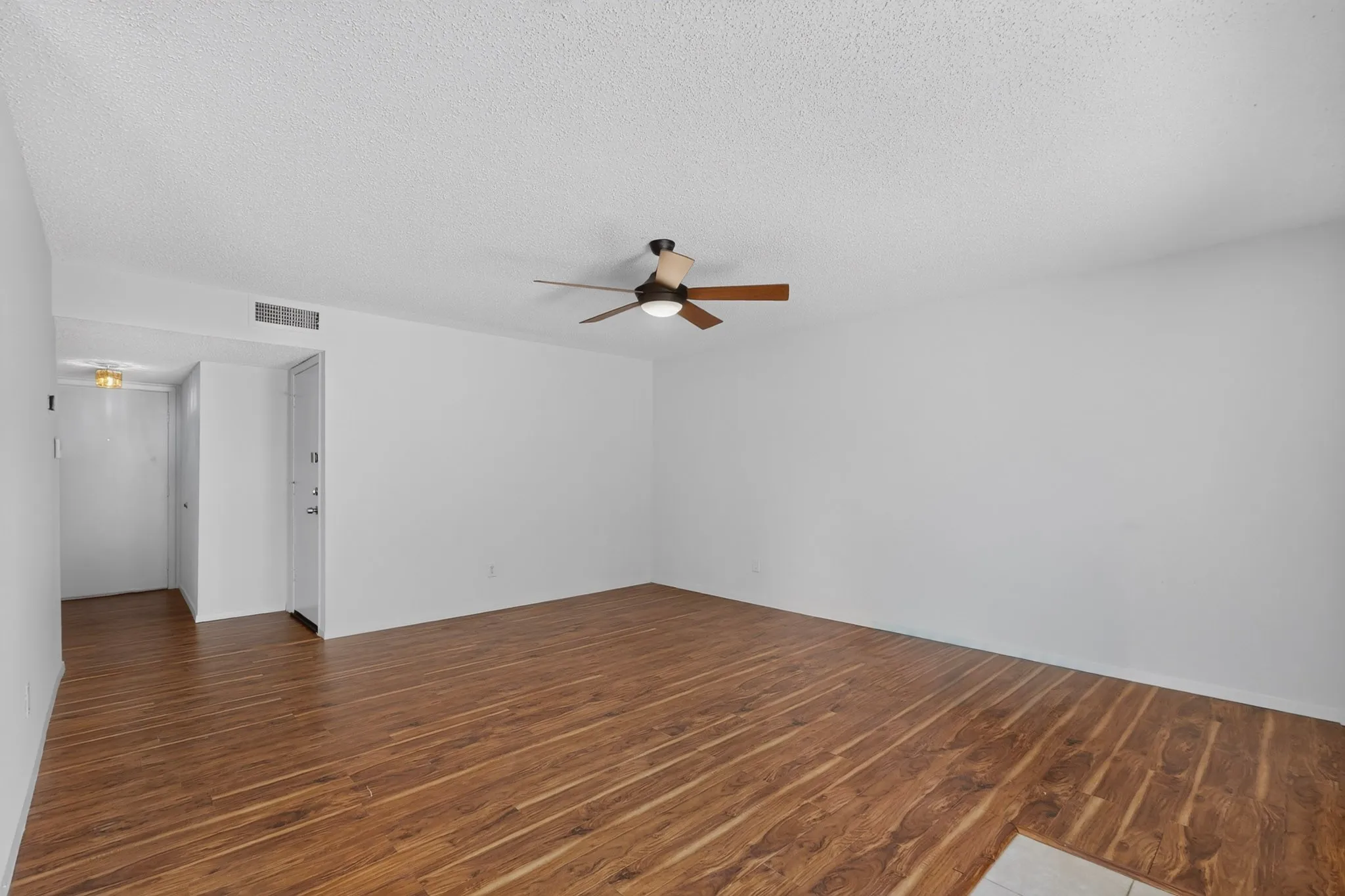Single Family Residence For Sale in Dallas County , 1513 Pelican Court, Garland, Texas 75040, 3 Bedroom, 2 Bathroom, 1 Garage spaces, 1,150 Sqft, built in 1982, mls#21358818, Real Estate Agent in Garland, Homes For Sale in Dallas county, Homes For Sale in Garland, Realtor in Garland Texas, Real Estate Brokerage Independent Realty Texas, Luminita Cordes Realtor