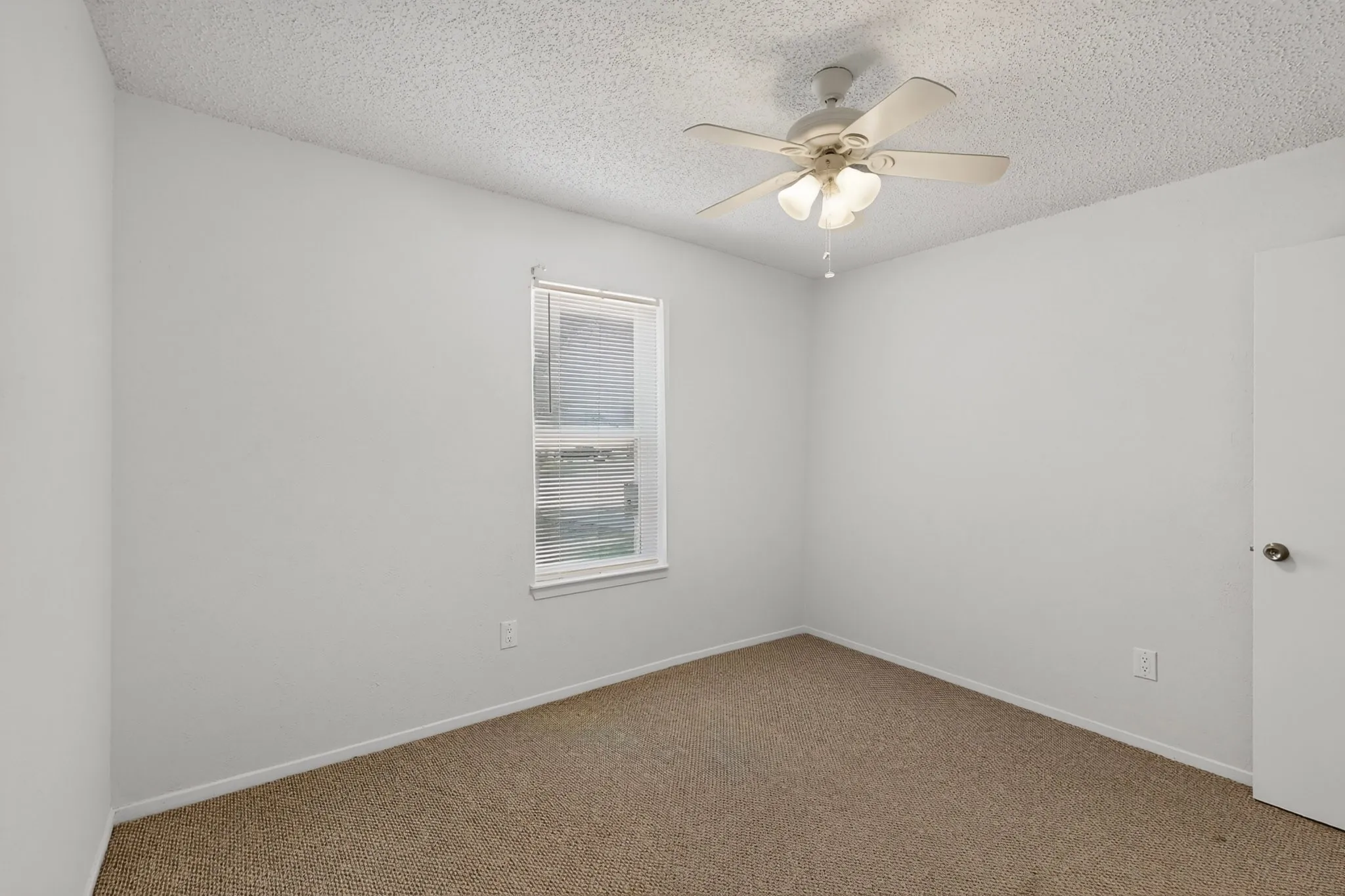 Single Family Residence For Sale in Dallas County , 1513 Pelican Court, Garland, Texas 75040, 3 Bedroom, 2 Bathroom, 1 Garage spaces, 1,150 Sqft, built in 1982, mls#21358818, Real Estate Agent in Garland, Homes For Sale in Dallas county, Homes For Sale in Garland, Realtor in Garland Texas, Real Estate Brokerage Independent Realty Texas, Luminita Cordes Realtor