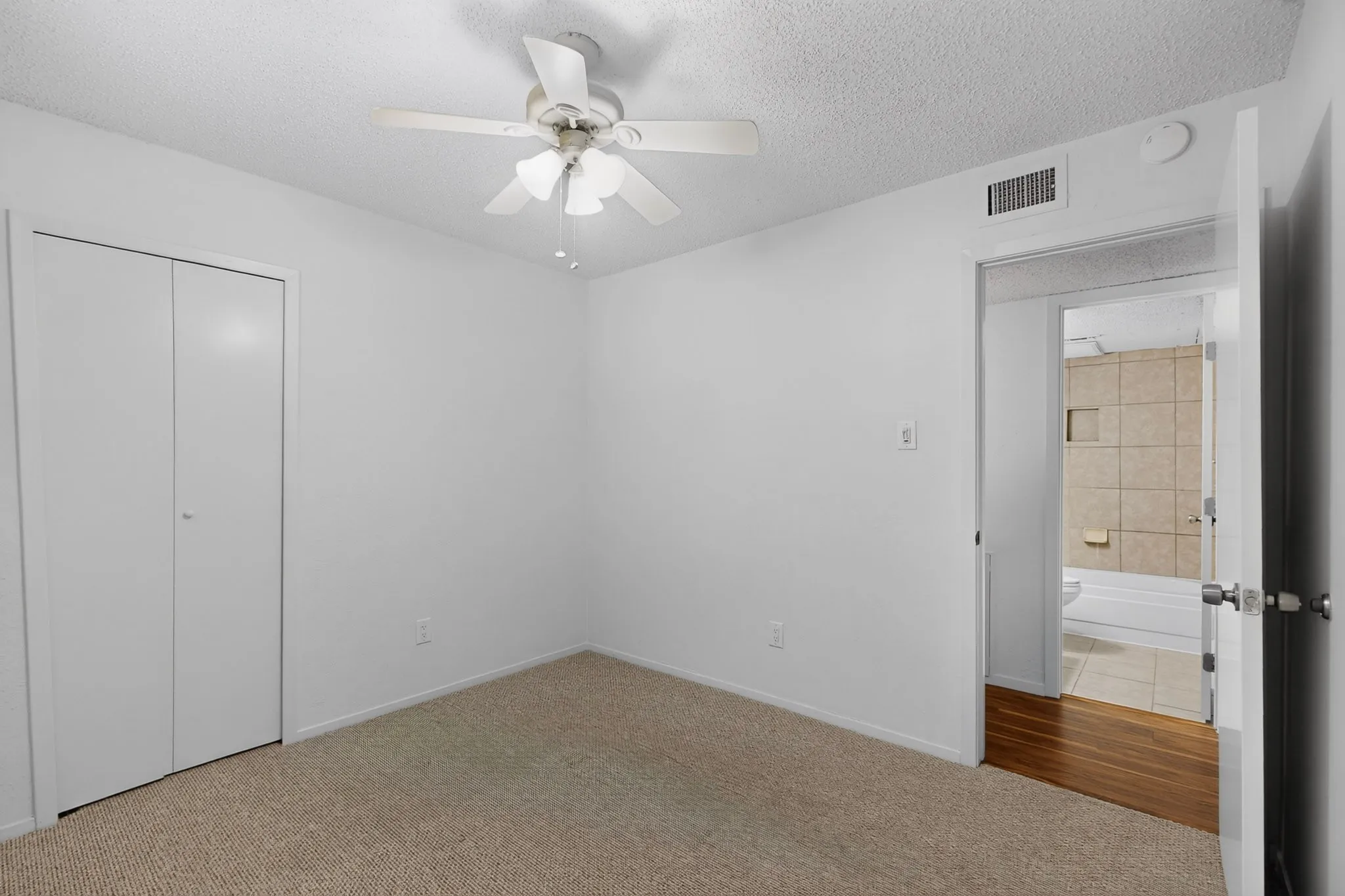 Single Family Residence For Sale in Dallas County , 1513 Pelican Court, Garland, Texas 75040, 3 Bedroom, 2 Bathroom, 1 Garage spaces, 1,150 Sqft, built in 1982, mls#21358818, Real Estate Agent in Garland, Homes For Sale in Dallas county, Homes For Sale in Garland, Realtor in Garland Texas, Real Estate Brokerage Independent Realty Texas, Luminita Cordes Realtor