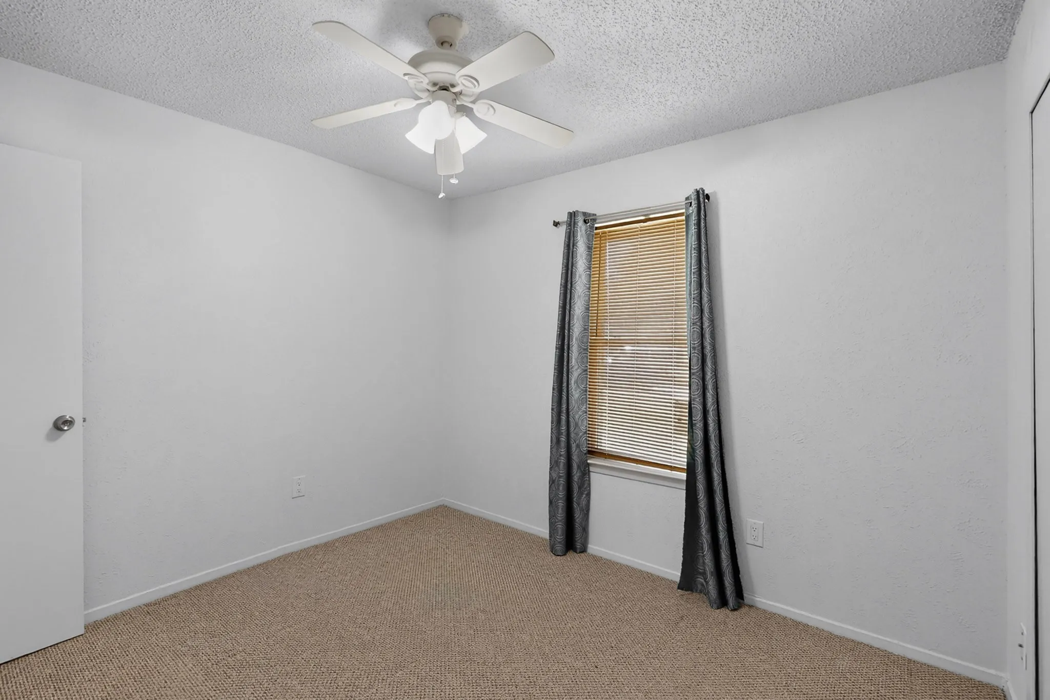Single Family Residence For Sale in Dallas County , 1513 Pelican Court, Garland, Texas 75040, 3 Bedroom, 2 Bathroom, 1 Garage spaces, 1,150 Sqft, built in 1982, mls#21358818, Real Estate Agent in Garland, Homes For Sale in Dallas county, Homes For Sale in Garland, Realtor in Garland Texas, Real Estate Brokerage Independent Realty Texas, Luminita Cordes Realtor