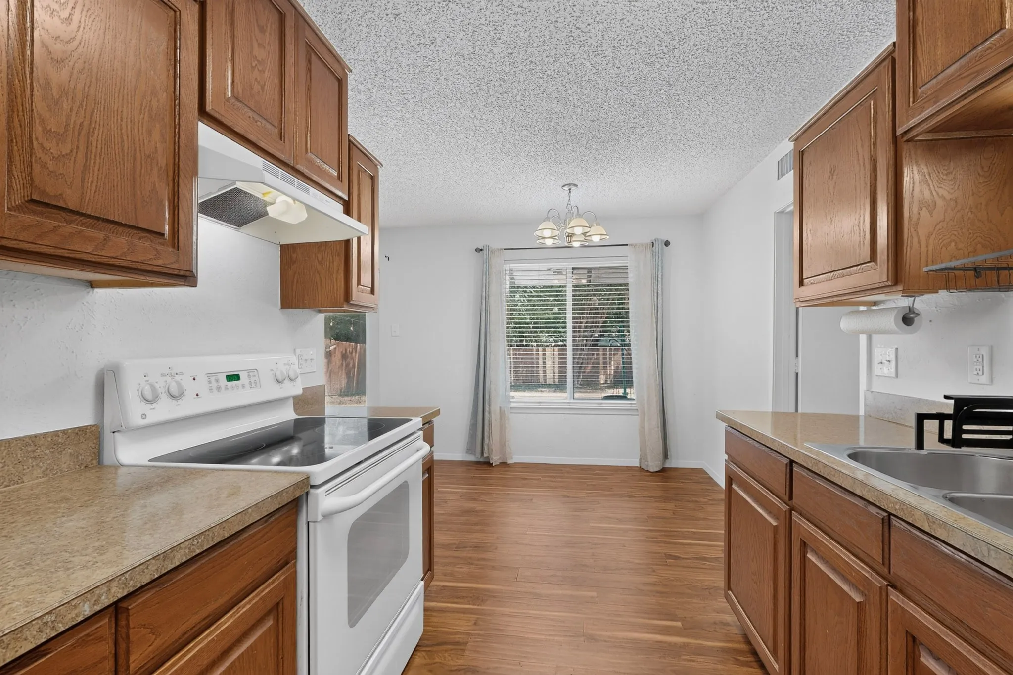 Single Family Residence For Sale in Dallas County , 1513 Pelican Court, Garland, Texas 75040, 3 Bedroom, 2 Bathroom, 1 Garage spaces, 1,150 Sqft, built in 1982, mls#21358818, Real Estate Agent in Garland, Homes For Sale in Dallas county, Homes For Sale in Garland, Realtor in Garland Texas, Real Estate Brokerage Independent Realty Texas, Luminita Cordes Realtor