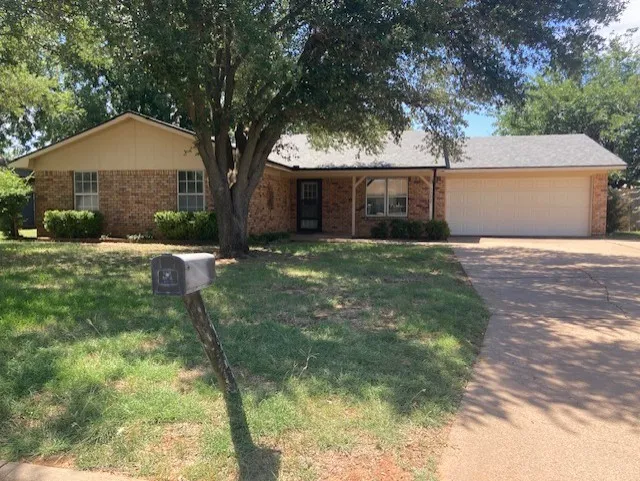 Single Family Residence For Sale in Young County , 1202 Randy Drive Drive, Graham, Texas 76450, 3 Bedroom, 2 Bathroom, 2 Garage spaces, 1,498 Sqft, built in 1986, mls#21358886, Real Estate Agent in Graham, Homes For Sale in Young county, Homes For Sale in Graham, Realtor in Graham Texas, Real Estate Brokerage Independent Realty Texas, Luminita Cordes Realtor