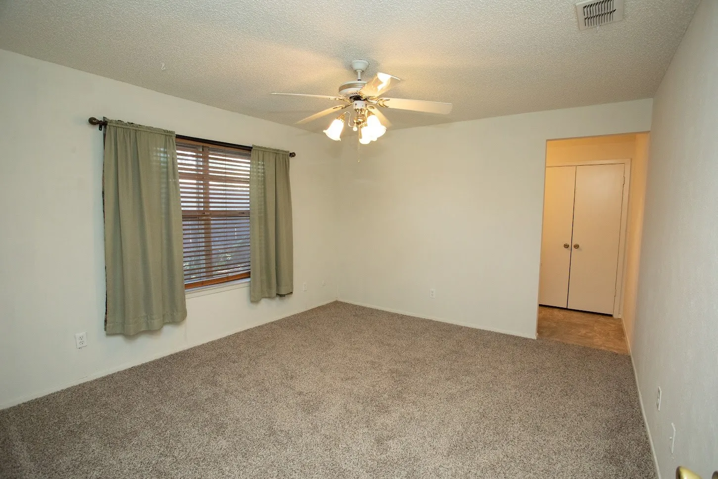 Single Family Residence For Sale in Young County , 1202 Randy Drive Drive, Graham, Texas 76450, 3 Bedroom, 2 Bathroom, 2 Garage spaces, 1,498 Sqft, built in 1986, mls#21358886, Real Estate Agent in Graham, Homes For Sale in Young county, Homes For Sale in Graham, Realtor in Graham Texas, Real Estate Brokerage Independent Realty Texas, Luminita Cordes Realtor