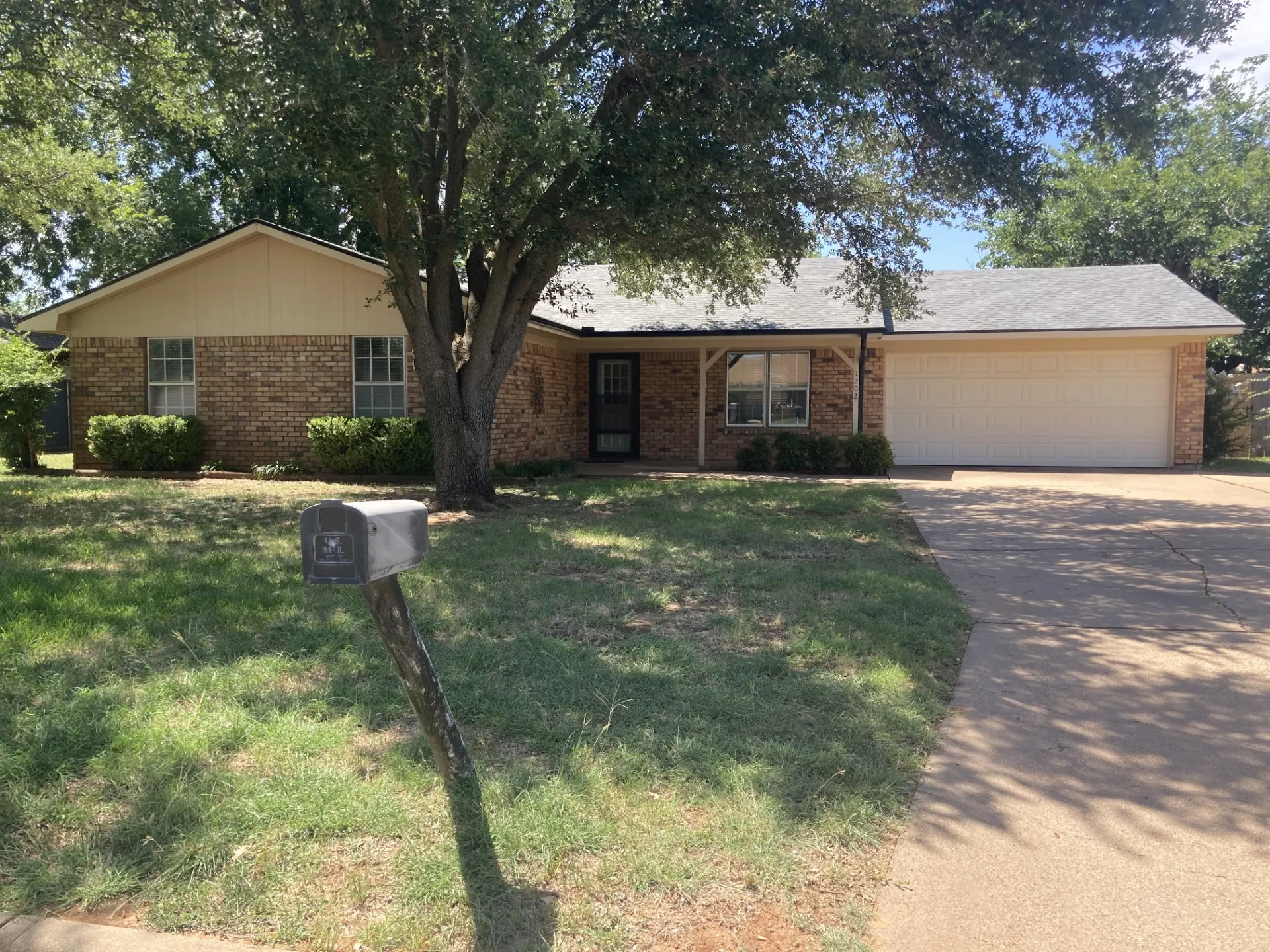 Single Family Residence For Sale in Young County , 1202 Randy Drive Drive, Graham, Texas 76450, 3 Bedroom, 2 Bathroom, 2 Garage spaces, 1,498 Sqft, built in 1986, mls#21358886, Real Estate Agent in Graham, Homes For Sale in Young county, Homes For Sale in Graham, Realtor in Graham Texas, Real Estate Brokerage Independent Realty Texas, Luminita Cordes Realtor