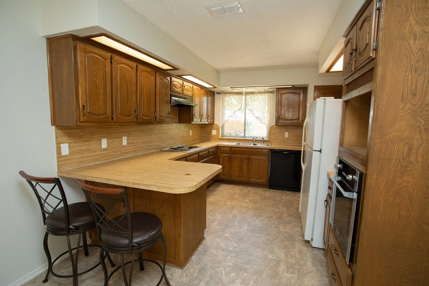 Single Family Residence For Sale in Young County , 1202 Randy Drive Drive, Graham, Texas 76450, 3 Bedroom, 2 Bathroom, 2 Garage spaces, 1,498 Sqft, built in 1986, mls#21358886, Real Estate Agent in Graham, Homes For Sale in Young county, Homes For Sale in Graham, Realtor in Graham Texas, Real Estate Brokerage Independent Realty Texas, Luminita Cordes Realtor