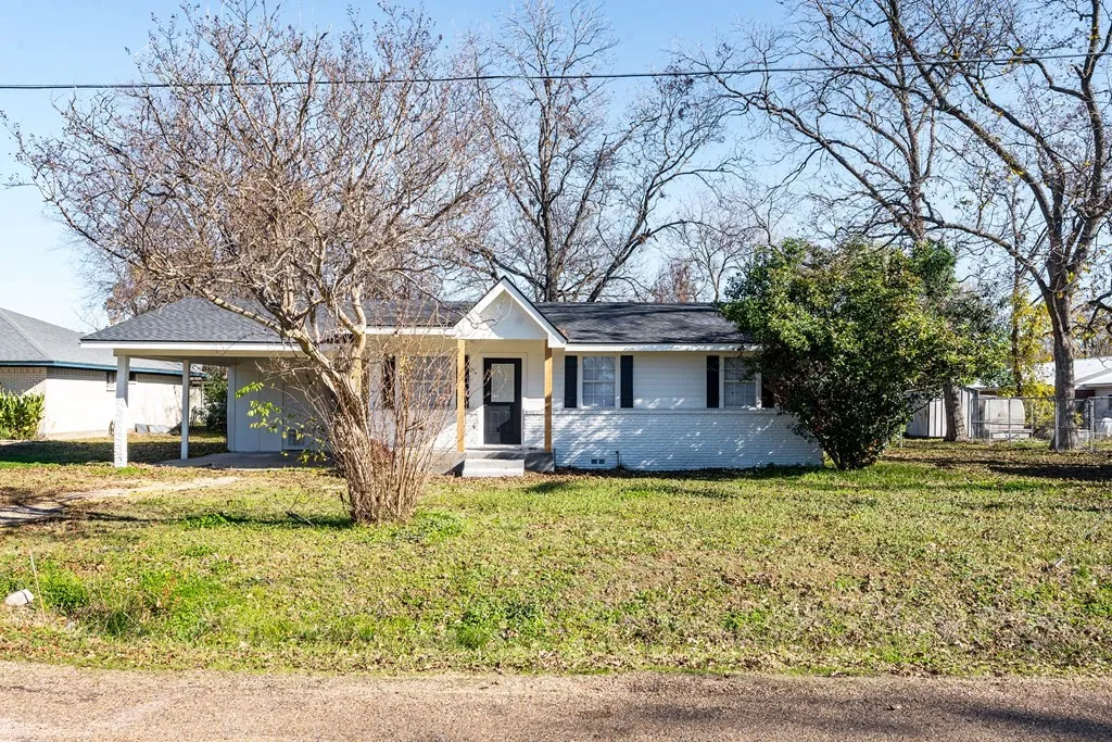 Single Family Residence For Rent in Kaufman County , 208 N Coleman Street, Mabank, Texas 75147, 3 Bedroom, 2 Bathroom, Garage spaces, 1,202 Sqft, built in 1971, mls#21361729, Real Estate Agent in Mabank, Homes For Rent in Kaufman county, Homes For Rent in Mabank, Realtor in Mabank Texas, Real Estate Brokerage Independent Realty Texas, Luminita Cordes Realtor
