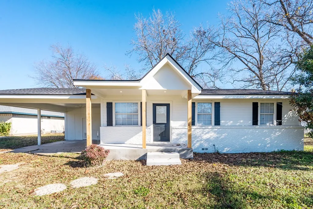 Single Family Residence For Rent in Kaufman County , 208 N Coleman Street, Mabank, Texas 75147, 3 Bedroom, 2 Bathroom, Garage spaces, 1,202 Sqft, built in 1971, mls#21361729, Real Estate Agent in Mabank, Homes For Rent in Kaufman county, Homes For Rent in Mabank, Realtor in Mabank Texas, Real Estate Brokerage Independent Realty Texas, Luminita Cordes Realtor