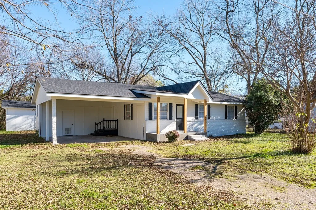 Single Family Residence For Rent in Kaufman County , 208 N Coleman Street, Mabank, Texas 75147, 3 Bedroom, 2 Bathroom, Garage spaces, 1,202 Sqft, built in 1971, mls#21361729, Real Estate Agent in Mabank, Homes For Rent in Kaufman county, Homes For Rent in Mabank, Realtor in Mabank Texas, Real Estate Brokerage Independent Realty Texas, Luminita Cordes Realtor