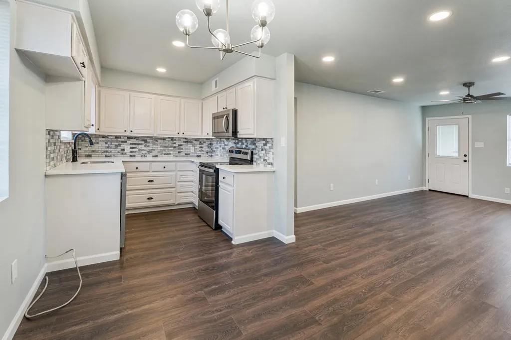 Single Family Residence For Rent in Kaufman County , 208 N Coleman Street, Mabank, Texas 75147, 3 Bedroom, 2 Bathroom, Garage spaces, 1,202 Sqft, built in 1971, mls#21361729, Real Estate Agent in Mabank, Homes For Rent in Kaufman county, Homes For Rent in Mabank, Realtor in Mabank Texas, Real Estate Brokerage Independent Realty Texas, Luminita Cordes Realtor