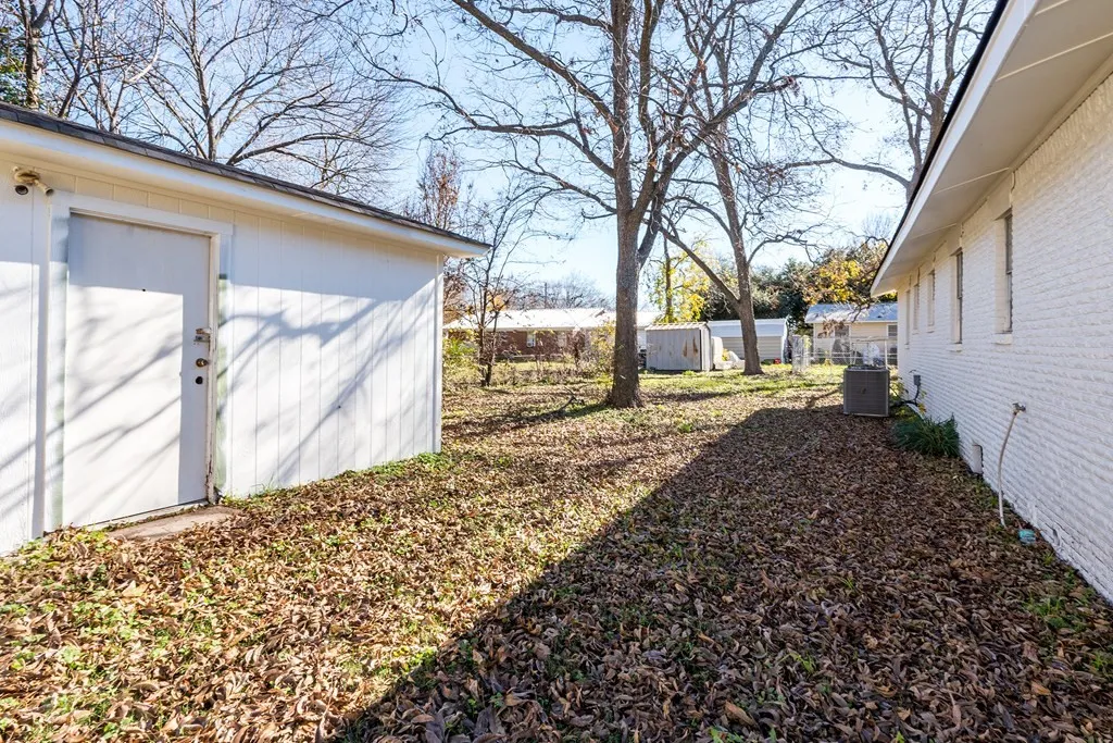Single Family Residence For Rent in Kaufman County , 208 N Coleman Street, Mabank, Texas 75147, 3 Bedroom, 2 Bathroom, Garage spaces, 1,202 Sqft, built in 1971, mls#21361729, Real Estate Agent in Mabank, Homes For Rent in Kaufman county, Homes For Rent in Mabank, Realtor in Mabank Texas, Real Estate Brokerage Independent Realty Texas, Luminita Cordes Realtor