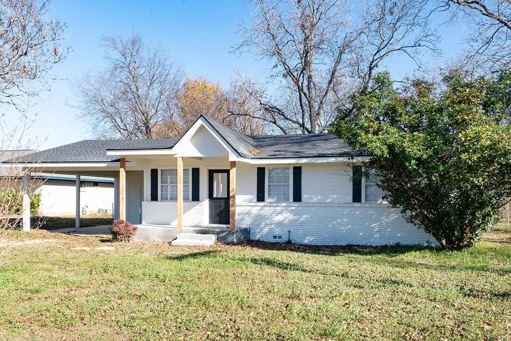 Single Family Residence For Rent in Kaufman County , 208 N Coleman Street, Mabank, Texas 75147, 3 Bedroom, 2 Bathroom, Garage spaces, 1,202 Sqft, built in 1971, mls#21361729, Real Estate Agent in Mabank, Homes For Rent in Kaufman county, Homes For Rent in Mabank, Realtor in Mabank Texas, Real Estate Brokerage Independent Realty Texas, Luminita Cordes Realtor