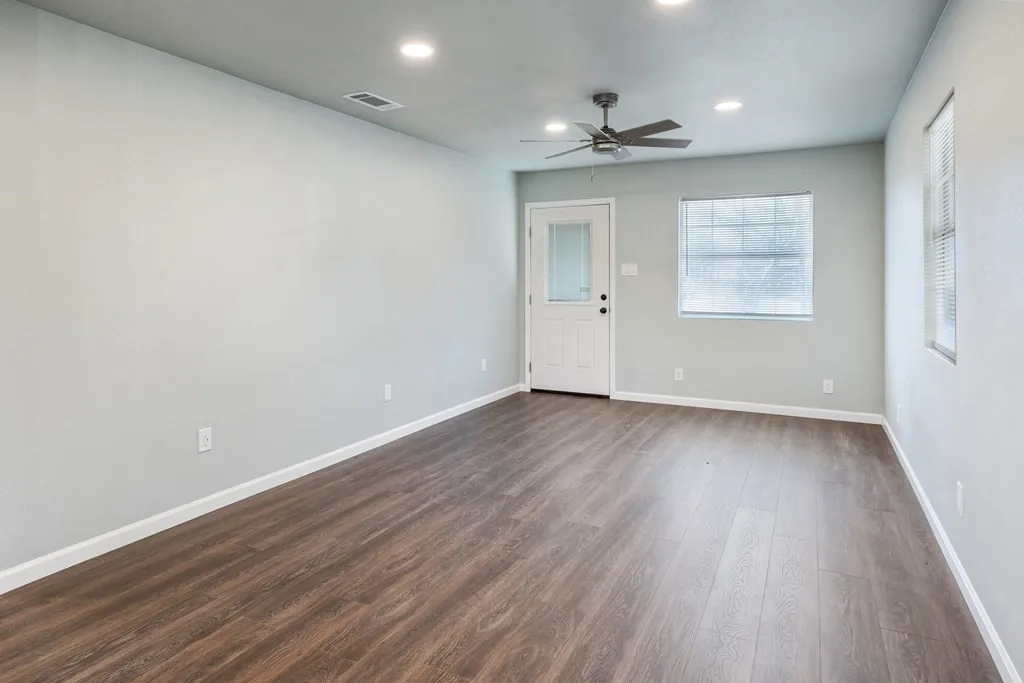 Single Family Residence For Rent in Kaufman County , 208 N Coleman Street, Mabank, Texas 75147, 3 Bedroom, 2 Bathroom, Garage spaces, 1,202 Sqft, built in 1971, mls#21361729, Real Estate Agent in Mabank, Homes For Rent in Kaufman county, Homes For Rent in Mabank, Realtor in Mabank Texas, Real Estate Brokerage Independent Realty Texas, Luminita Cordes Realtor