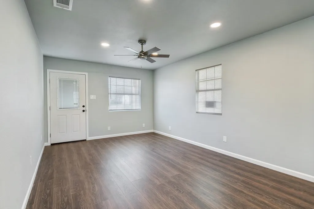 Single Family Residence For Rent in Kaufman County , 208 N Coleman Street, Mabank, Texas 75147, 3 Bedroom, 2 Bathroom, Garage spaces, 1,202 Sqft, built in 1971, mls#21361729, Real Estate Agent in Mabank, Homes For Rent in Kaufman county, Homes For Rent in Mabank, Realtor in Mabank Texas, Real Estate Brokerage Independent Realty Texas, Luminita Cordes Realtor