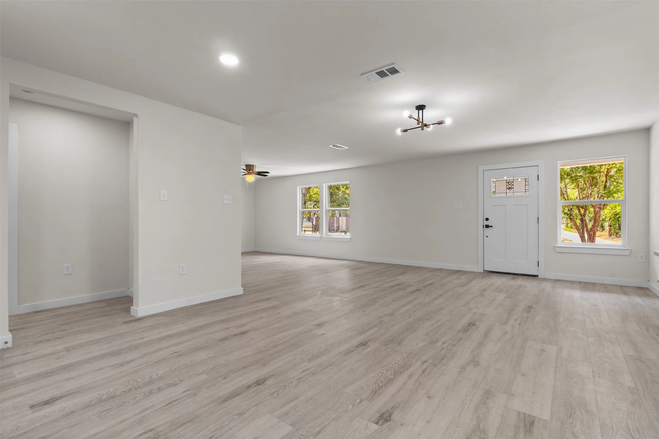 Single Family Residence For Sale in Dallas County , 106 Mount Shasta Street, Dallas, Texas 75211, 4 Bedroom, 2 Bathroom, Garage spaces, 1,662 Sqft, built in 1944, mls#21313117, Real Estate Agent in Dallas, Homes For Sale in Dallas county, Homes For Sale in Dallas, Realtor in Dallas Texas, Real Estate Brokerage Independent Realty Texas, Luminita Cordes Realtor