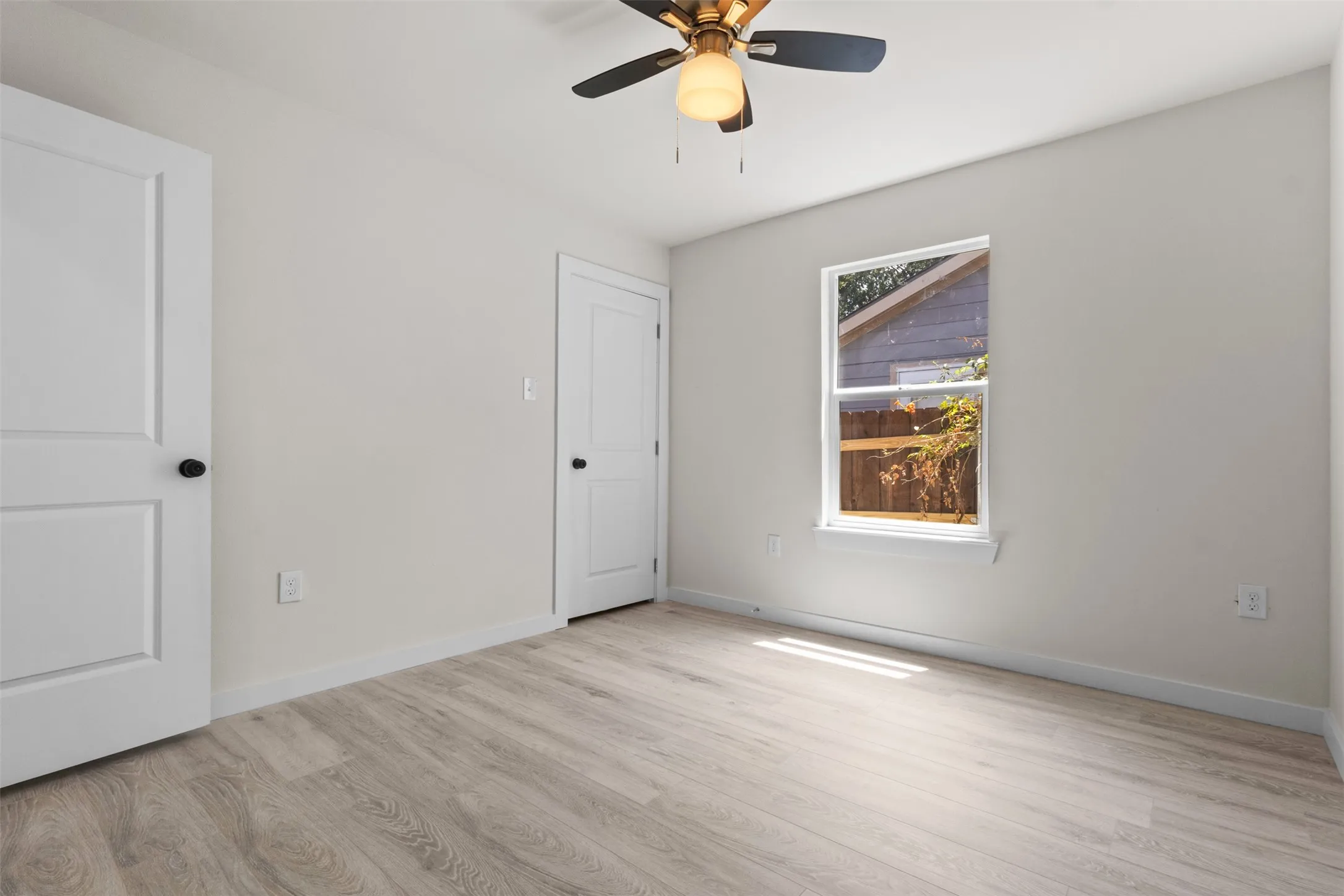 Single Family Residence For Sale in Dallas County , 106 Mount Shasta Street, Dallas, Texas 75211, 4 Bedroom, 2 Bathroom, Garage spaces, 1,662 Sqft, built in 1944, mls#21313117, Real Estate Agent in Dallas, Homes For Sale in Dallas county, Homes For Sale in Dallas, Realtor in Dallas Texas, Real Estate Brokerage Independent Realty Texas, Luminita Cordes Realtor