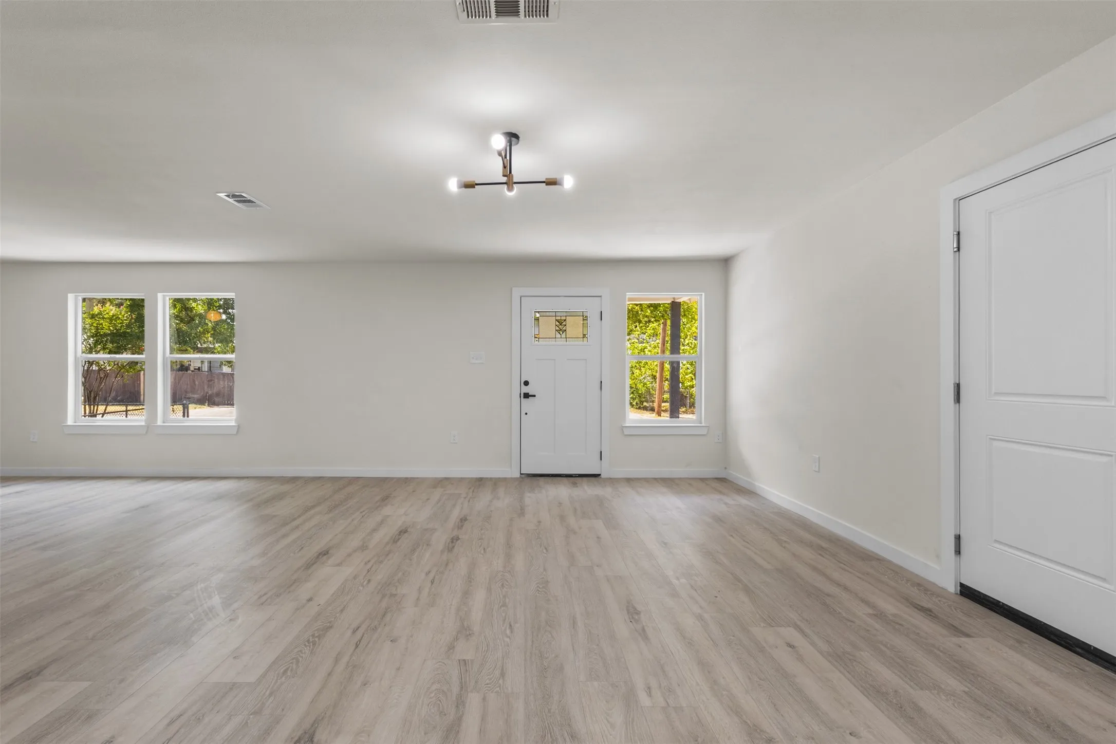 Single Family Residence For Sale in Dallas County , 106 Mount Shasta Street, Dallas, Texas 75211, 4 Bedroom, 2 Bathroom, Garage spaces, 1,662 Sqft, built in 1944, mls#21313117, Real Estate Agent in Dallas, Homes For Sale in Dallas county, Homes For Sale in Dallas, Realtor in Dallas Texas, Real Estate Brokerage Independent Realty Texas, Luminita Cordes Realtor