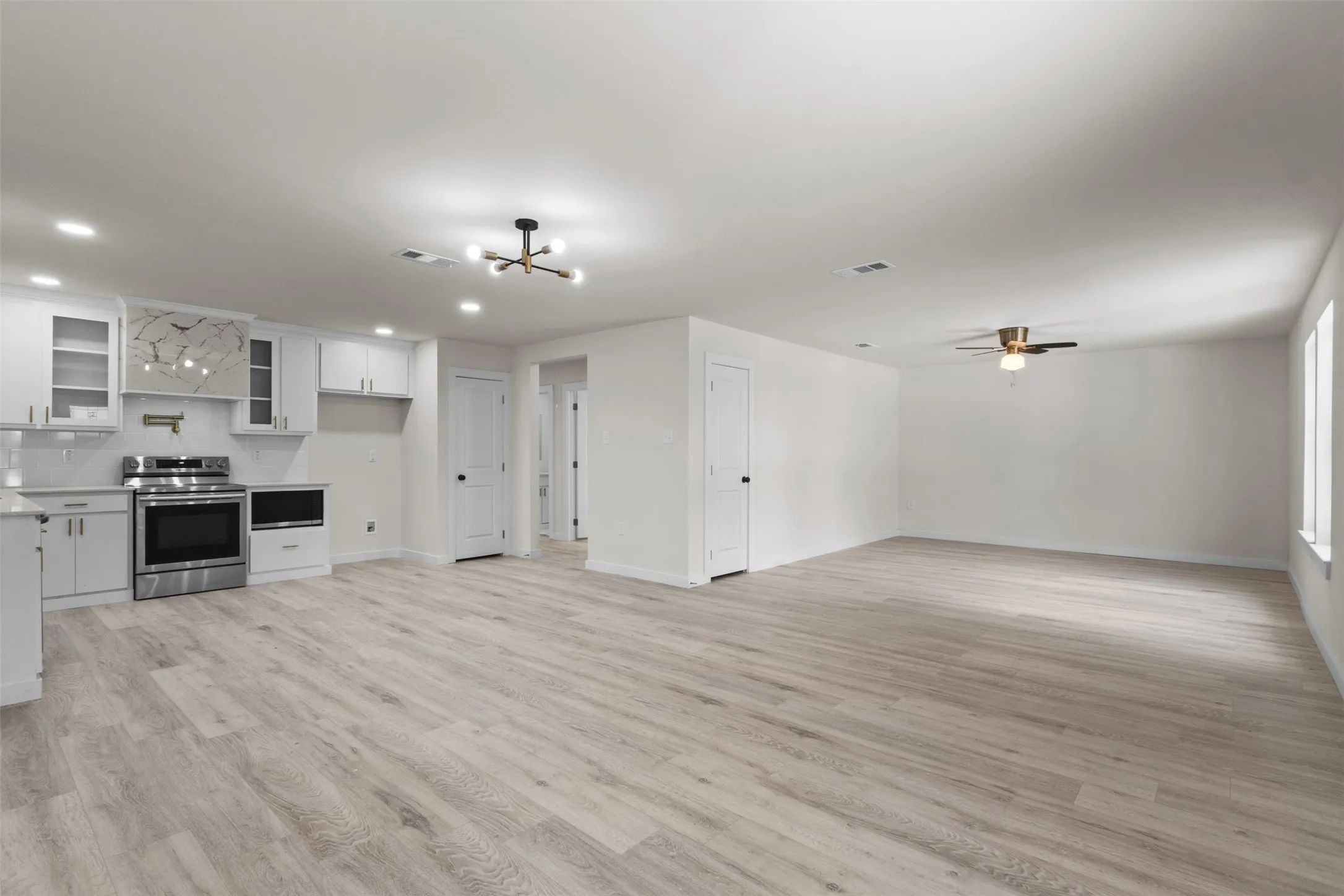 Single Family Residence For Sale in Dallas County , 106 Mount Shasta Street, Dallas, Texas 75211, 4 Bedroom, 2 Bathroom, Garage spaces, 1,662 Sqft, built in 1944, mls#21313117, Real Estate Agent in Dallas, Homes For Sale in Dallas county, Homes For Sale in Dallas, Realtor in Dallas Texas, Real Estate Brokerage Independent Realty Texas, Luminita Cordes Realtor