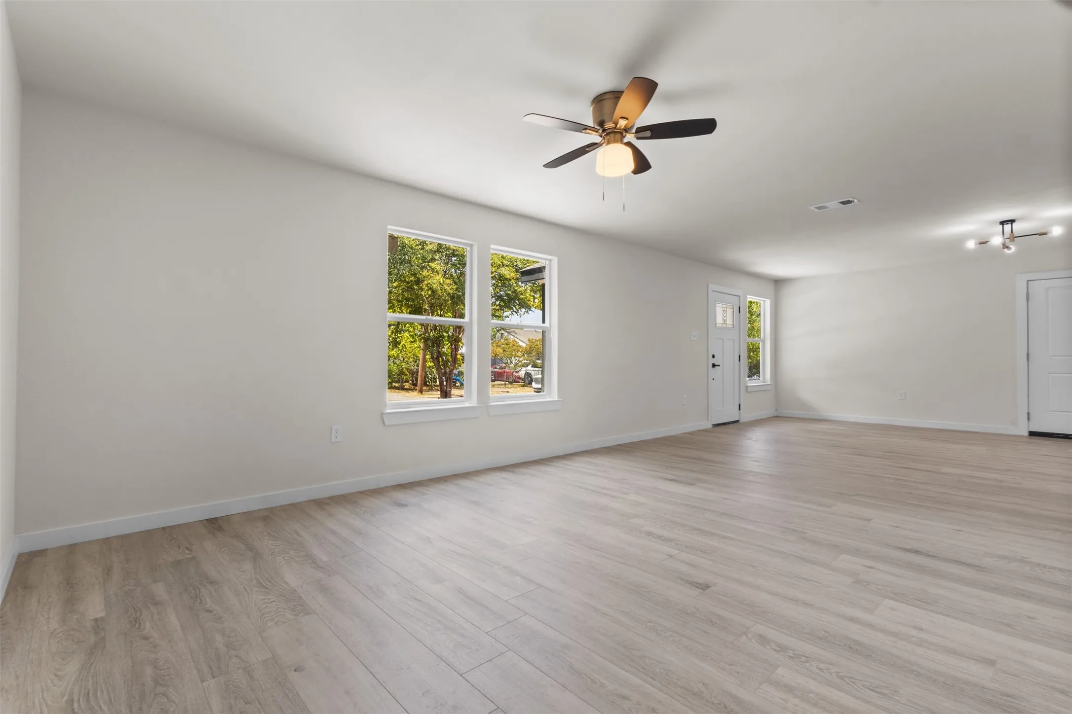 Single Family Residence For Sale in Dallas County , 106 Mount Shasta Street, Dallas, Texas 75211, 4 Bedroom, 2 Bathroom, Garage spaces, 1,662 Sqft, built in 1944, mls#21313117, Real Estate Agent in Dallas, Homes For Sale in Dallas county, Homes For Sale in Dallas, Realtor in Dallas Texas, Real Estate Brokerage Independent Realty Texas, Luminita Cordes Realtor