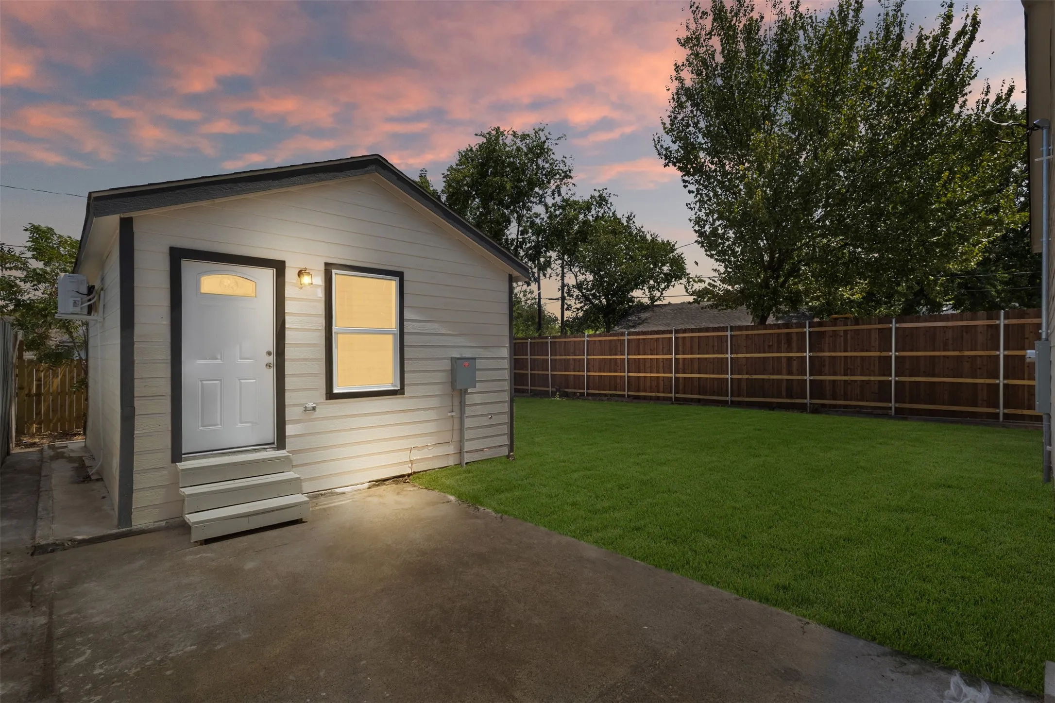 Single Family Residence For Sale in Dallas County , 106 Mount Shasta Street, Dallas, Texas 75211, 4 Bedroom, 2 Bathroom, Garage spaces, 1,662 Sqft, built in 1944, mls#21313117, Real Estate Agent in Dallas, Homes For Sale in Dallas county, Homes For Sale in Dallas, Realtor in Dallas Texas, Real Estate Brokerage Independent Realty Texas, Luminita Cordes Realtor