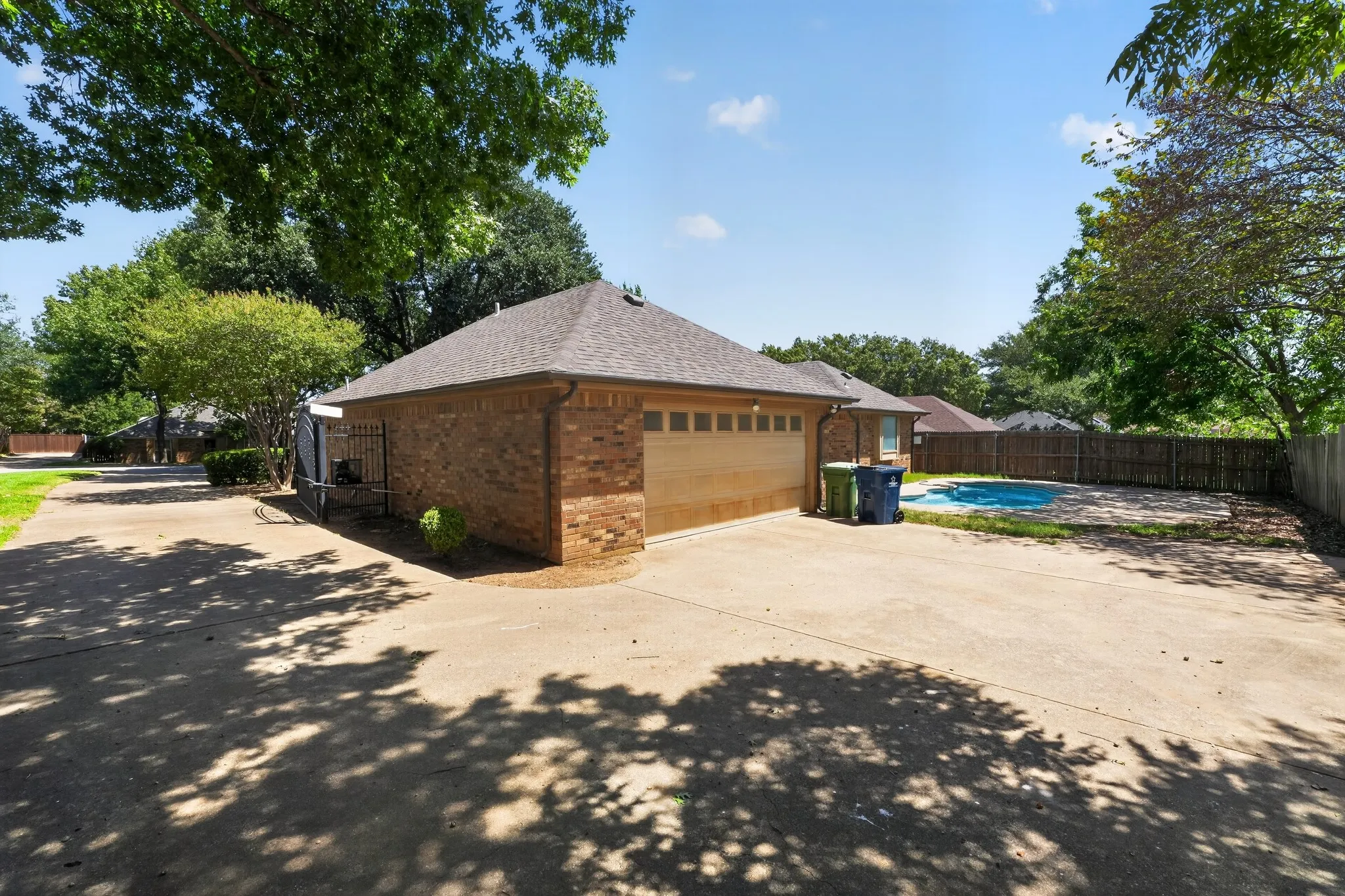 Single Family Residence For Sale in Tarrant County , 2907 Trail Lake Drive, Grapevine, Texas 76051, 3 Bedroom, 2 Bathroom, 2 Garage spaces, 2,277 Sqft, built in 1985, mls#21361706, Real Estate Agent in Grapevine, Homes For Sale in Tarrant county, Homes For Sale in Grapevine, Realtor in Grapevine Texas, Real Estate Brokerage Independent Realty Texas, Luminita Cordes Realtor