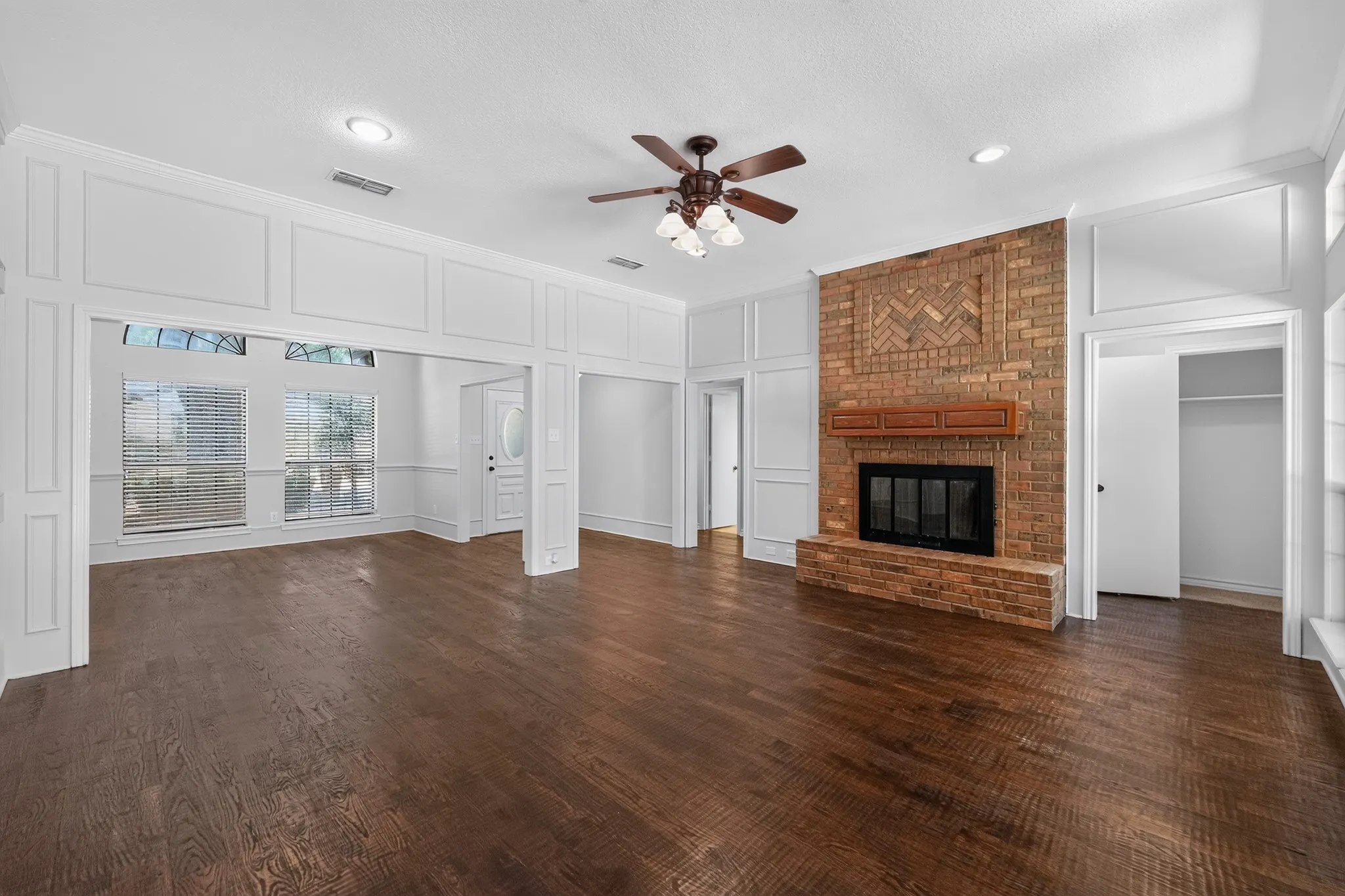 Single Family Residence For Sale in Tarrant County , 2907 Trail Lake Drive, Grapevine, Texas 76051, 3 Bedroom, 2 Bathroom, 2 Garage spaces, 2,277 Sqft, built in 1985, mls#21361706, Real Estate Agent in Grapevine, Homes For Sale in Tarrant county, Homes For Sale in Grapevine, Realtor in Grapevine Texas, Real Estate Brokerage Independent Realty Texas, Luminita Cordes Realtor