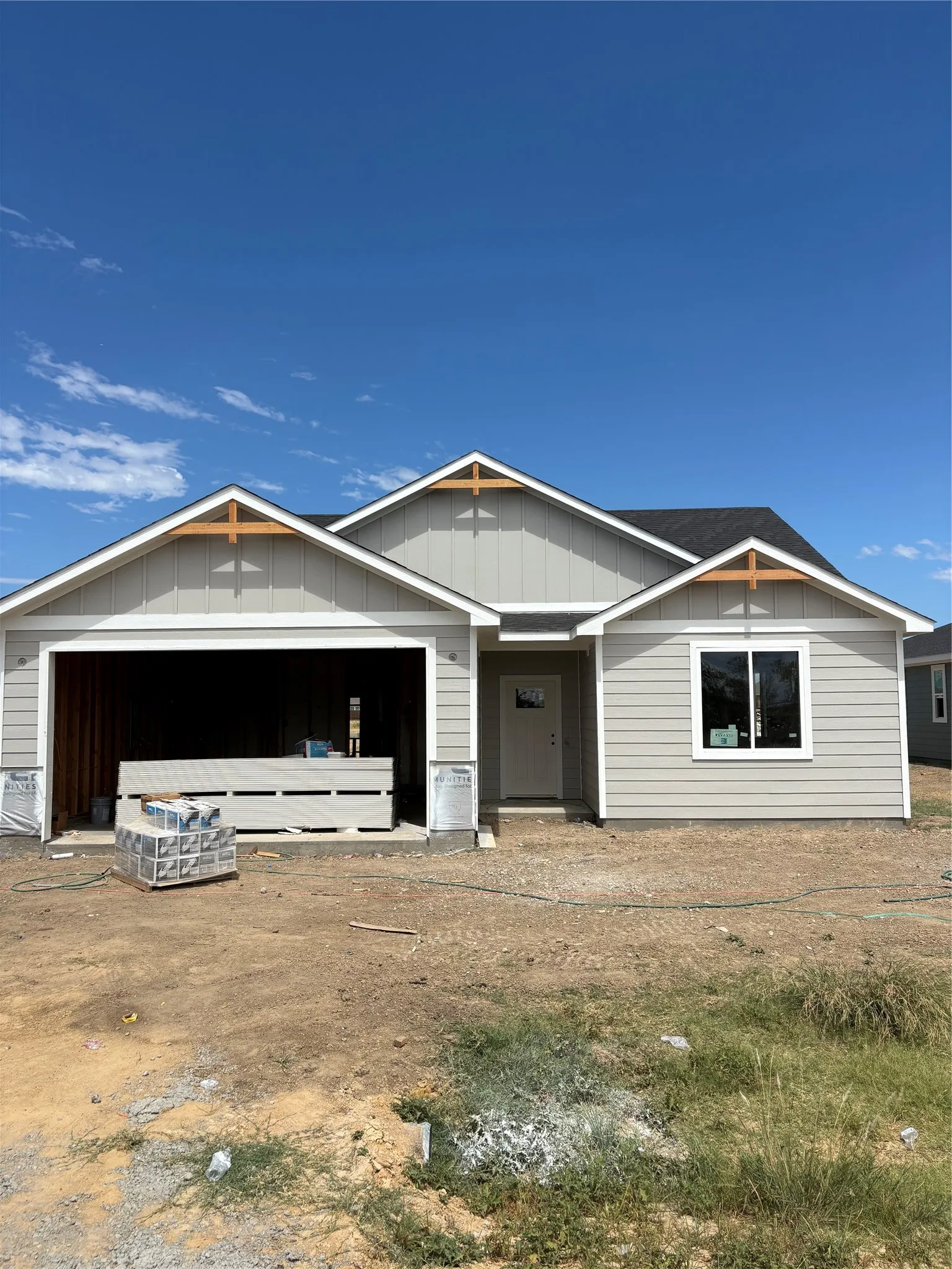 Single Family Residence For Rent in Henderson County , 127 Walker Lane, Mabank, Texas 75147, 3 Bedroom, 2 Bathroom, 2 Garage spaces, 1,695 Sqft, built in 2026, mls#21361773, Real Estate Agent in Mabank, Homes For Rent in Henderson county, Homes For Rent in Mabank, Realtor in Mabank Texas, Real Estate Brokerage Independent Realty Texas, Luminita Cordes Realtor