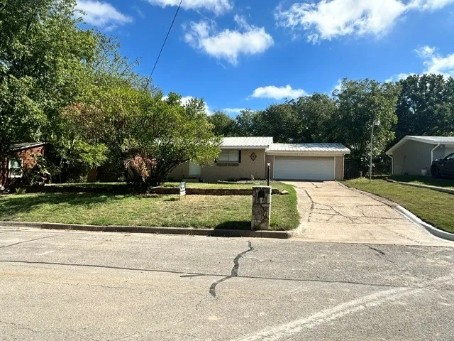 Single Family Residence For Rent in Parker County , 308 Case Street, Weatherford, Texas 76086, 3 Bedroom, 2 Bathroom, 2 Garage spaces, 1,242 Sqft, built in 1959, mls#21360781, Real Estate Agent in Weatherford, Homes For Rent in Parker county, Homes For Rent in Weatherford, Realtor in Weatherford Texas, Real Estate Brokerage Independent Realty Texas, Luminita Cordes Realtor