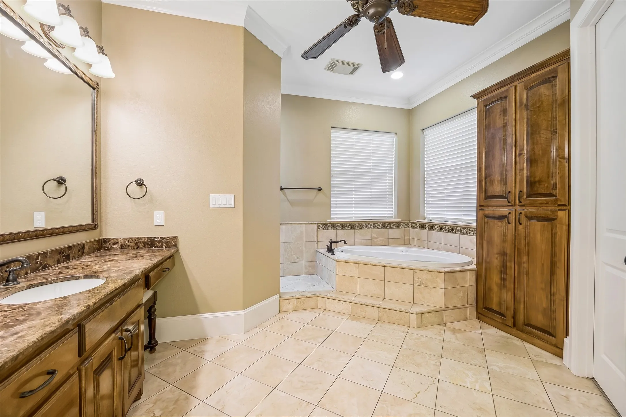 Single Family Residence For Sale in Wise County , 826 Cimmarron Bay Drive, Runaway Bay, Texas 76426, 4 Bedroom, 6 Bathroom, 2 Garage spaces, 8,078 Sqft, built in 2008, Price $2,249,500, mls#21352147, Real Estate Agent in Runaway Bay, Homes For Sale in Wise county, Homes For Sale in Runaway Bay, Realtor in Runaway Bay Texas, Real Estate Brokerage Independent Realty Texas, Luminita Cordes Realtor