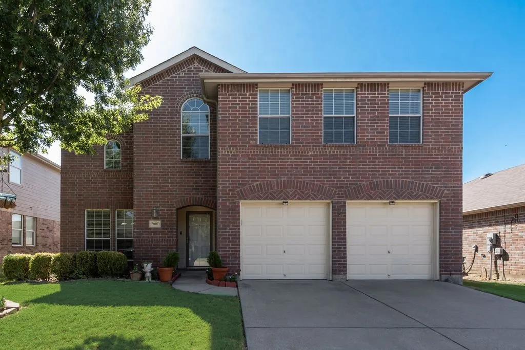 Single Family Residence For Sale in Tarrant County , 9208 Conestoga Drive, Fort Worth, Texas 76131, 4 Bedroom, 3 Bathroom, 2 Garage spaces, 2,620 Sqft, built in 2006, mls#21361650, Real Estate Agent in Fort Worth, Homes For Sale in Tarrant county, Homes For Sale in Fort Worth, Realtor in Fort Worth Texas, Real Estate Brokerage Independent Realty Texas, Luminita Cordes Realtor