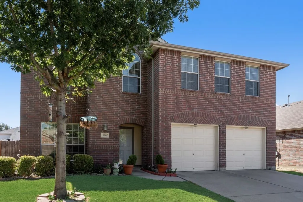 Single Family Residence For Sale in Tarrant County , 9208 Conestoga Drive, Fort Worth, Texas 76131, 4 Bedroom, 3 Bathroom, 2 Garage spaces, 2,620 Sqft, built in 2006, mls#21361650, Real Estate Agent in Fort Worth, Homes For Sale in Tarrant county, Homes For Sale in Fort Worth, Realtor in Fort Worth Texas, Real Estate Brokerage Independent Realty Texas, Luminita Cordes Realtor