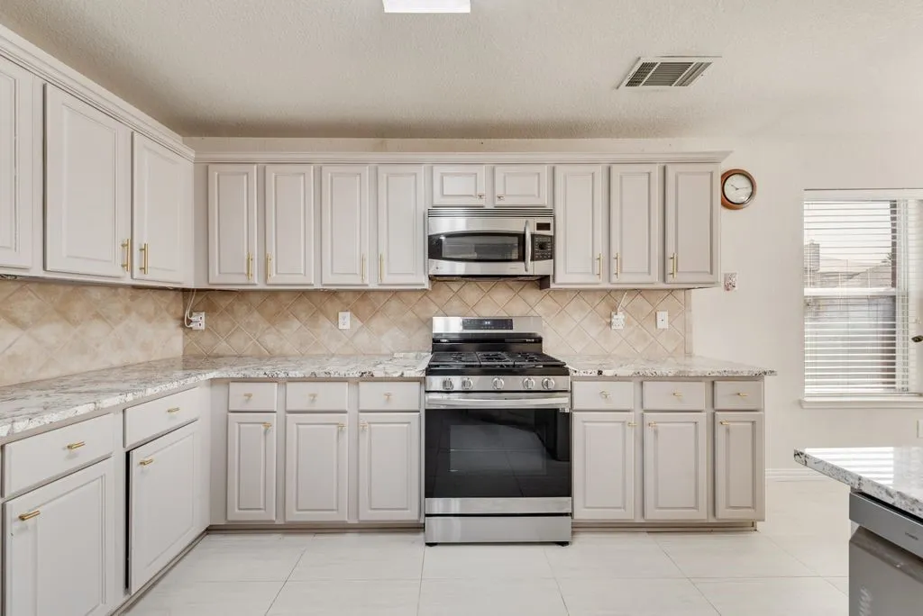 Single Family Residence For Sale in Tarrant County , 9208 Conestoga Drive, Fort Worth, Texas 76131, 4 Bedroom, 3 Bathroom, 2 Garage spaces, 2,620 Sqft, built in 2006, mls#21361650, Real Estate Agent in Fort Worth, Homes For Sale in Tarrant county, Homes For Sale in Fort Worth, Realtor in Fort Worth Texas, Real Estate Brokerage Independent Realty Texas, Luminita Cordes Realtor