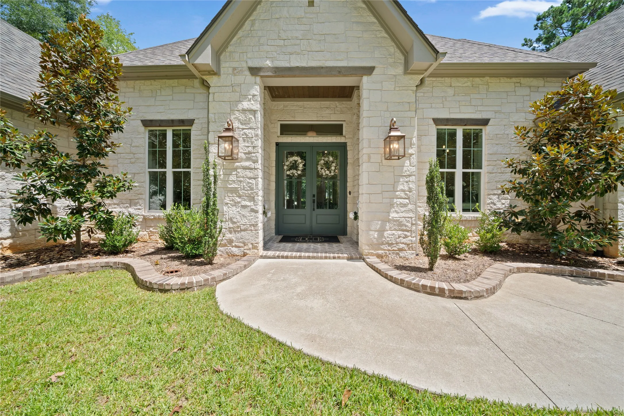 Single Family Residence For Sale in Smith County , 15373 Lakeside Drive, Tyler, Texas 75707, 4 Bedroom, 4 Bathroom, 2 Garage spaces, 2,869 Sqft, built in 2022, Price $699,000, mls#21344786, Real Estate Agent in Tyler, Homes For Sale in Smith county, Homes For Sale in Tyler, Realtor in Tyler Texas, Real Estate Brokerage Independent Realty Texas, Luminita Cordes Realtor