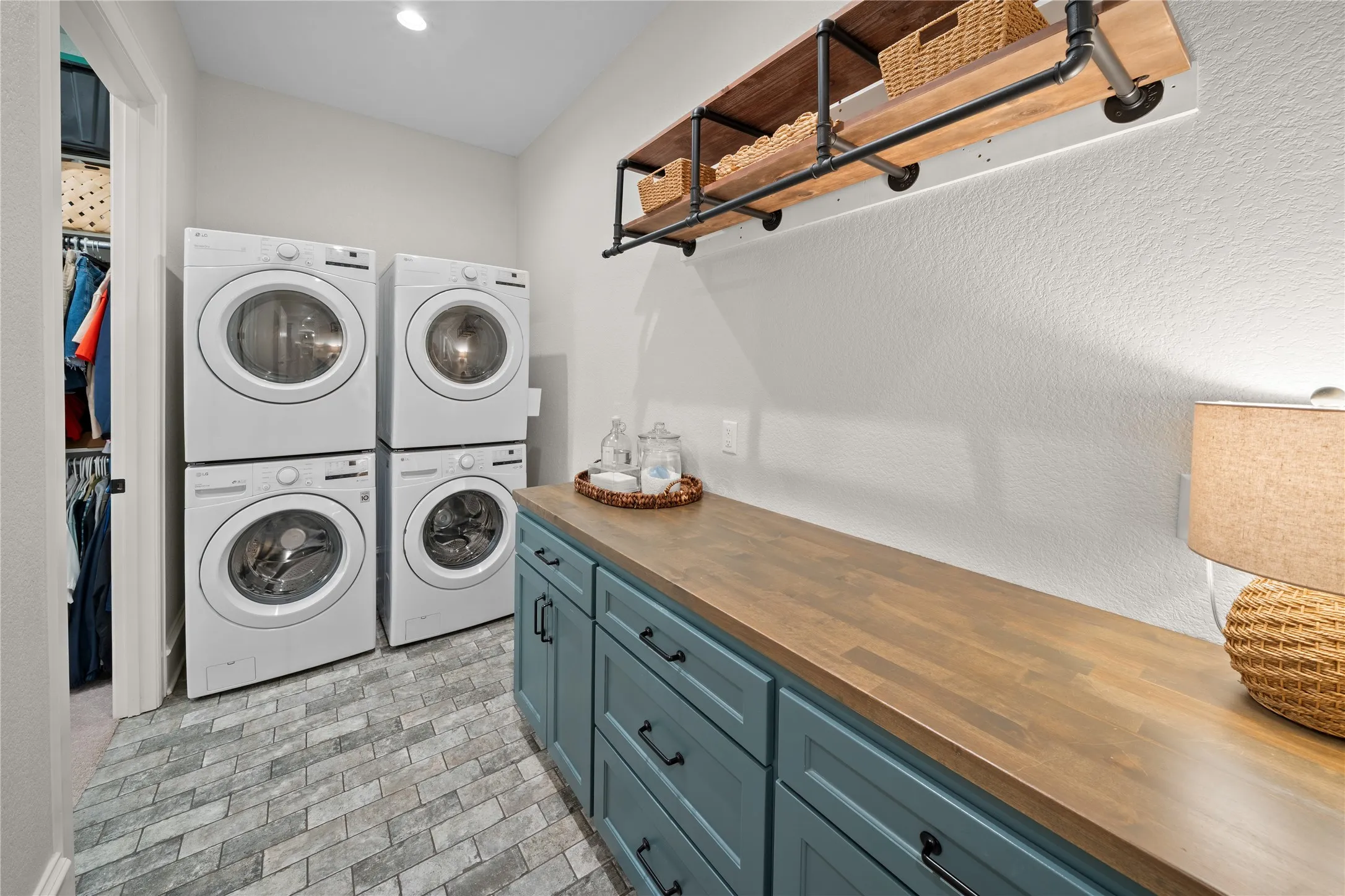 Single Family Residence For Sale in Smith County , 15373 Lakeside Drive, Tyler, Texas 75707, 4 Bedroom, 4 Bathroom, 2 Garage spaces, 2,869 Sqft, built in 2022, Price $699,000, mls#21344786, Real Estate Agent in Tyler, Homes For Sale in Smith county, Homes For Sale in Tyler, Realtor in Tyler Texas, Real Estate Brokerage Independent Realty Texas, Luminita Cordes Realtor